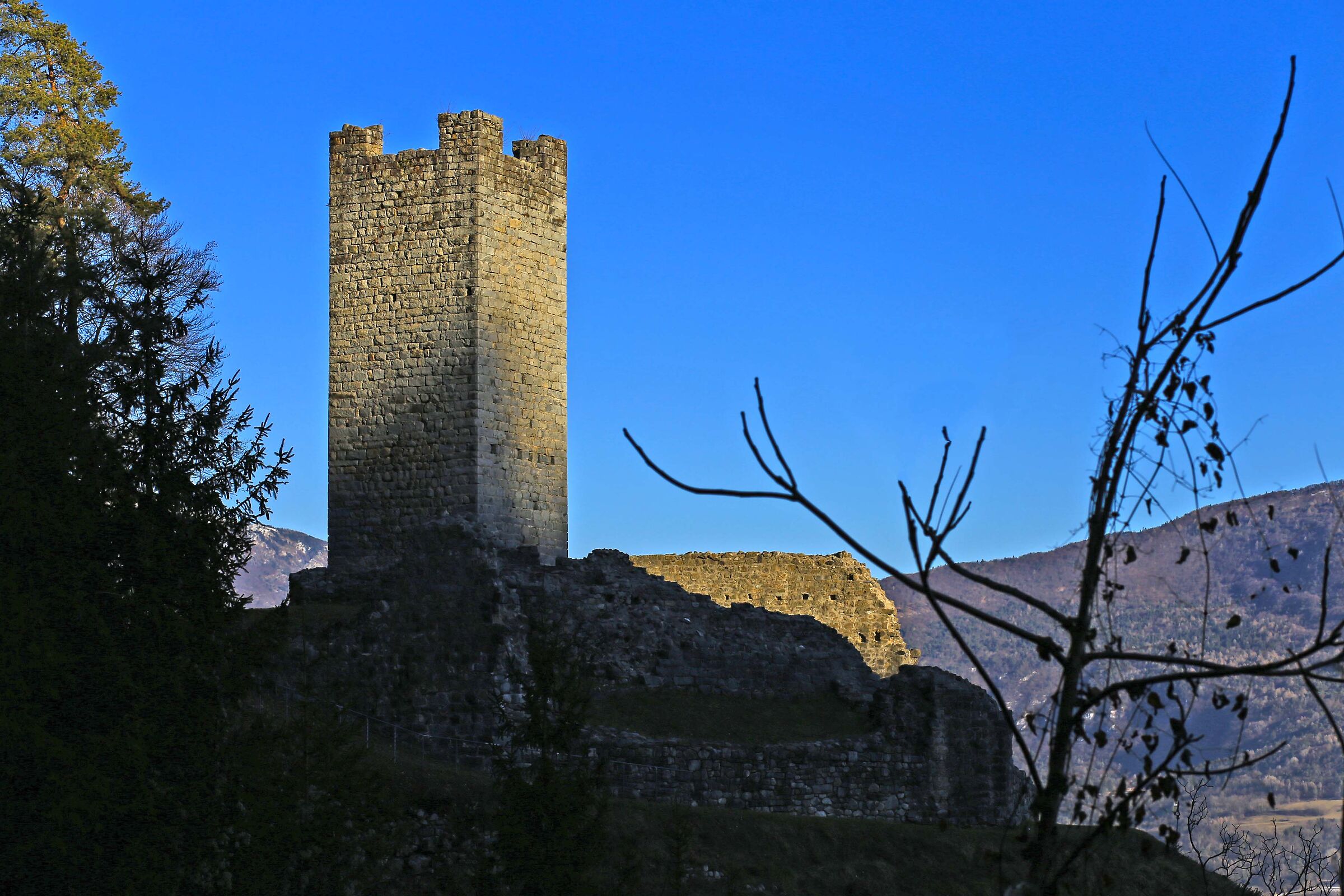 Ultimi raggi su rovine di Castel Restor