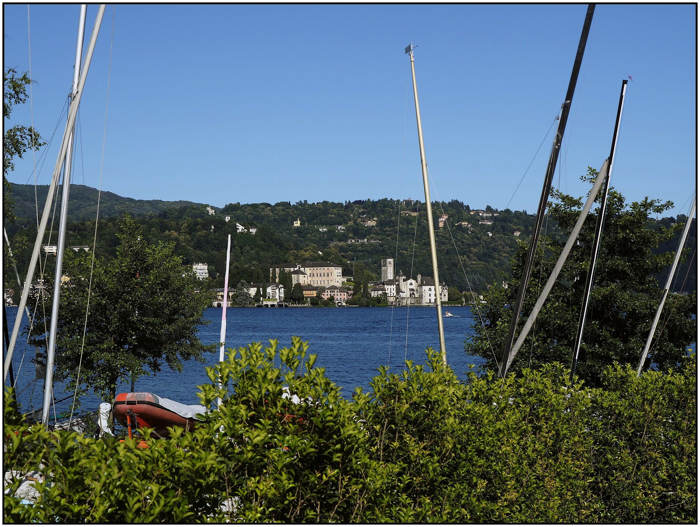 Isola San Giulio. Nascosta ma visibile