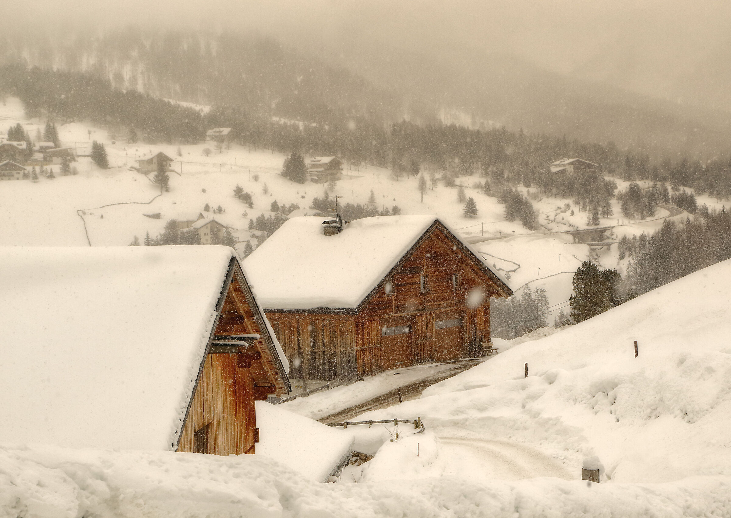 Slightly slightly the snow falls slightly