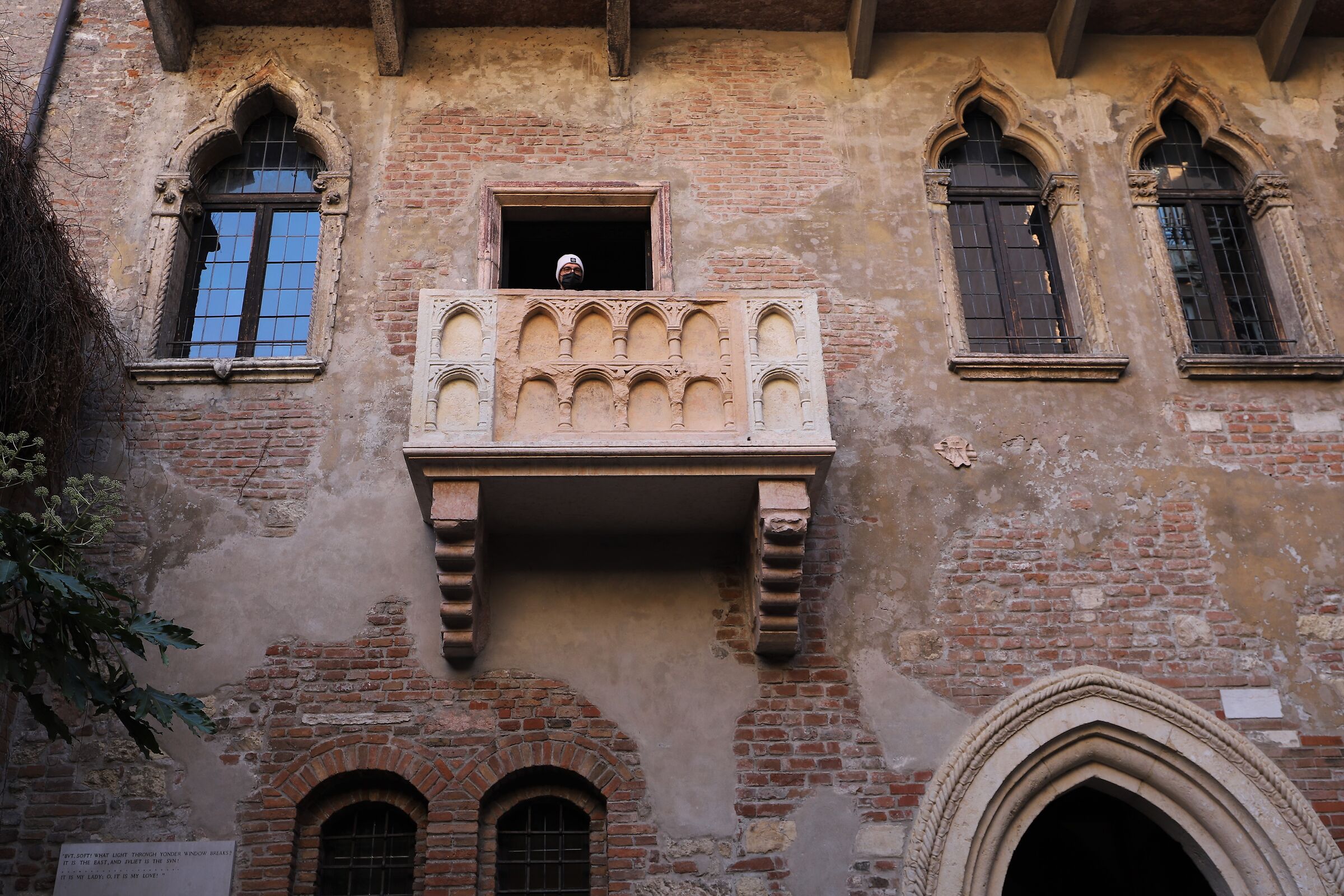 Scene of Act II... from the balcony appears Juliet or Romeo?