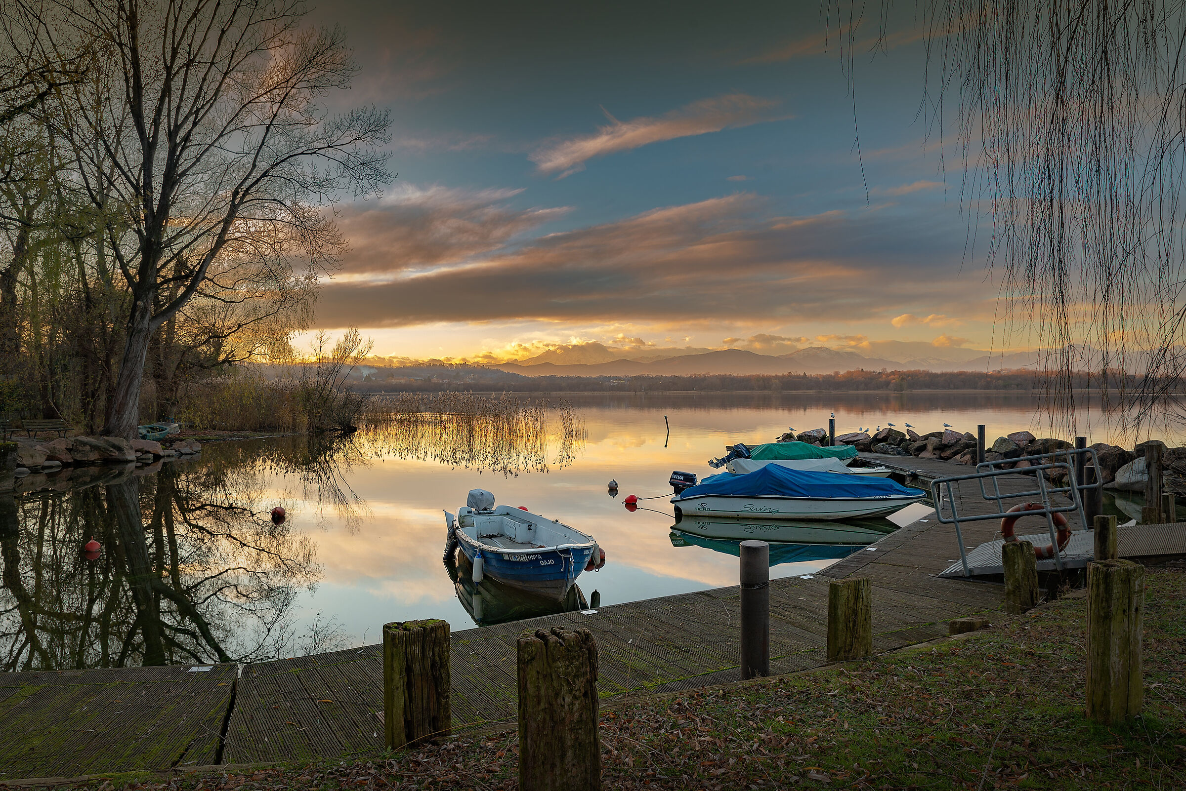 When the sun goes down, everything at the lake is silent.