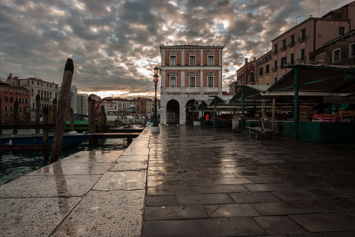 At the market before dawn ...
