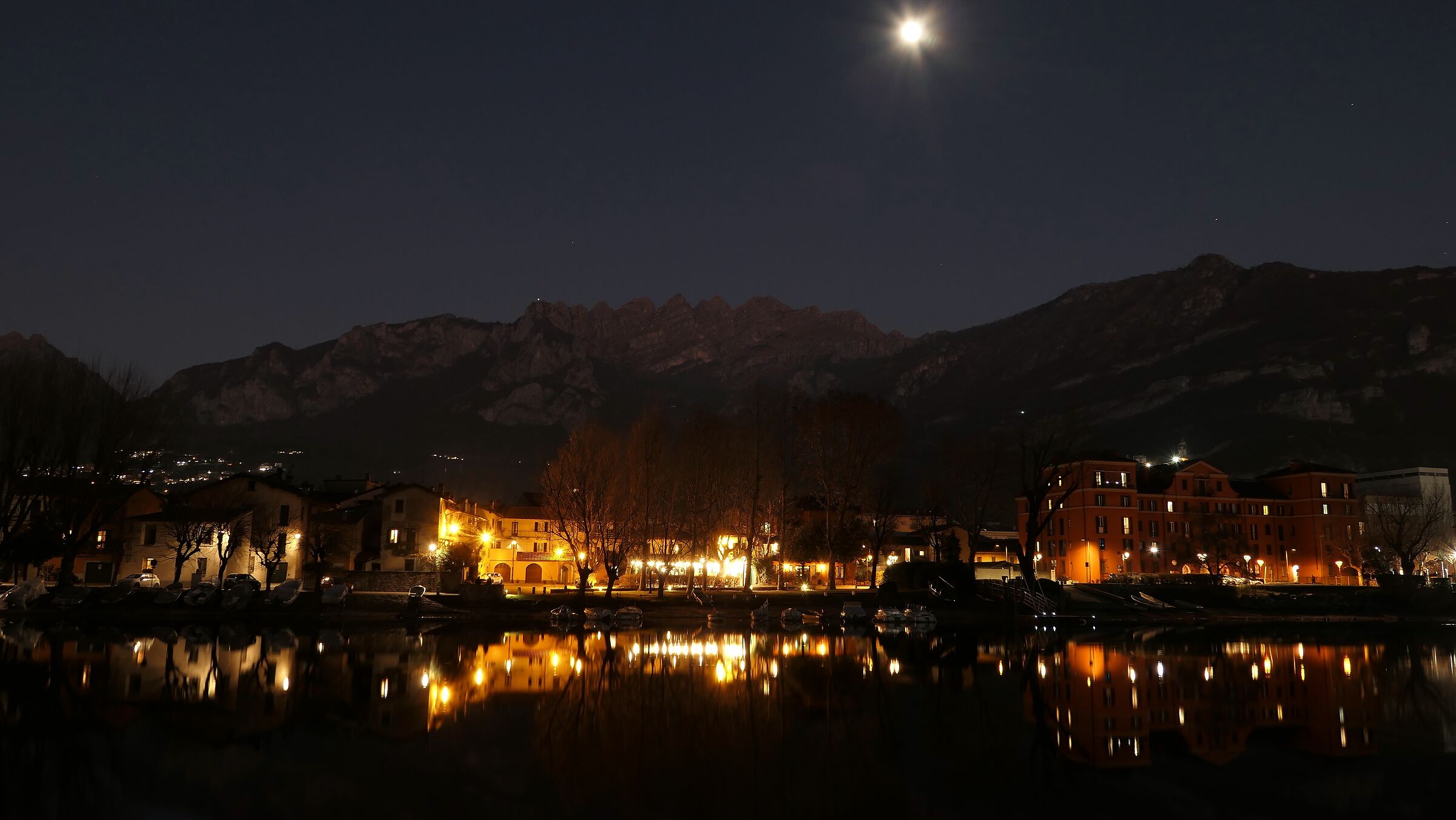 the moon rises on Pescarenico