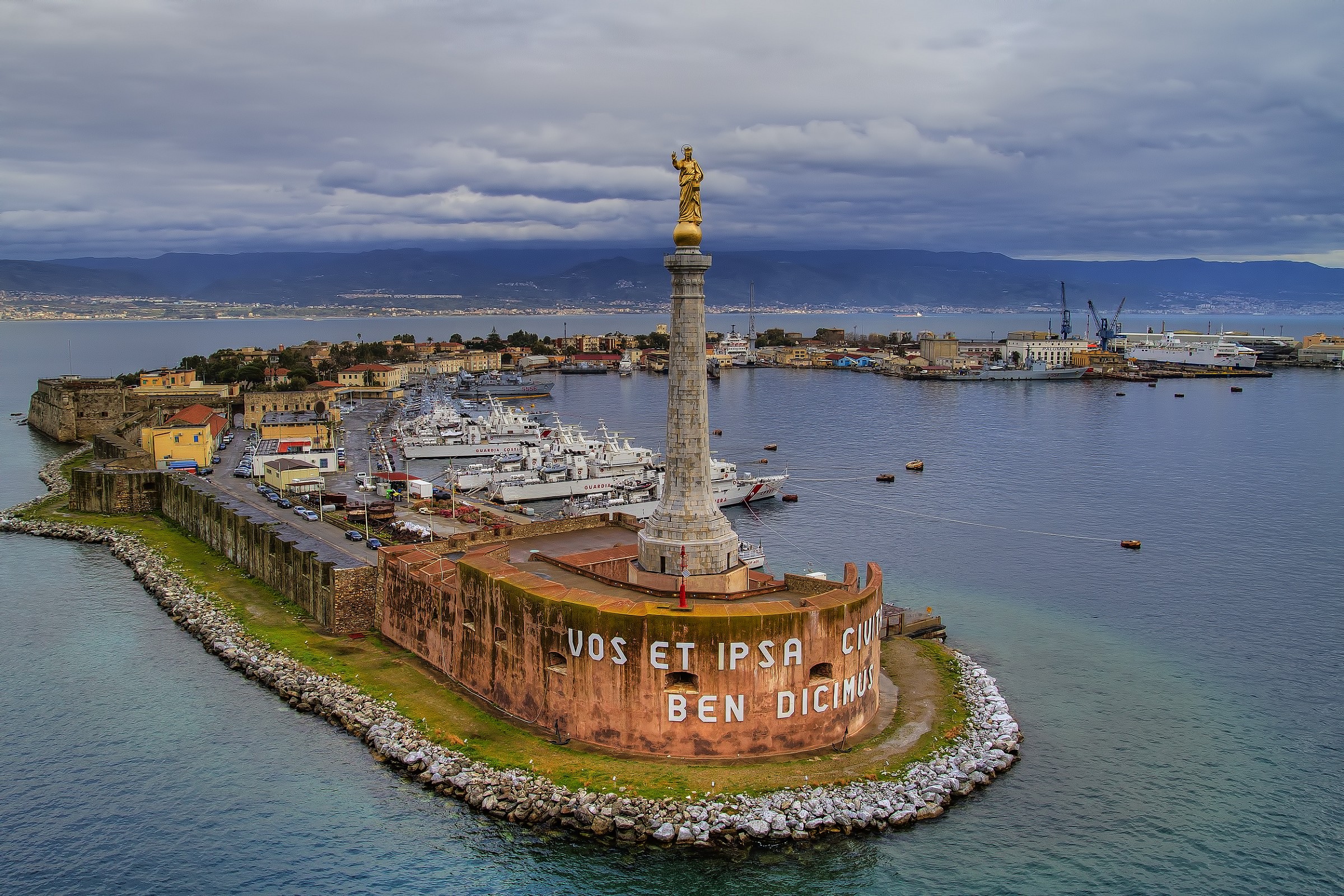 Entrata del porto di Messina.