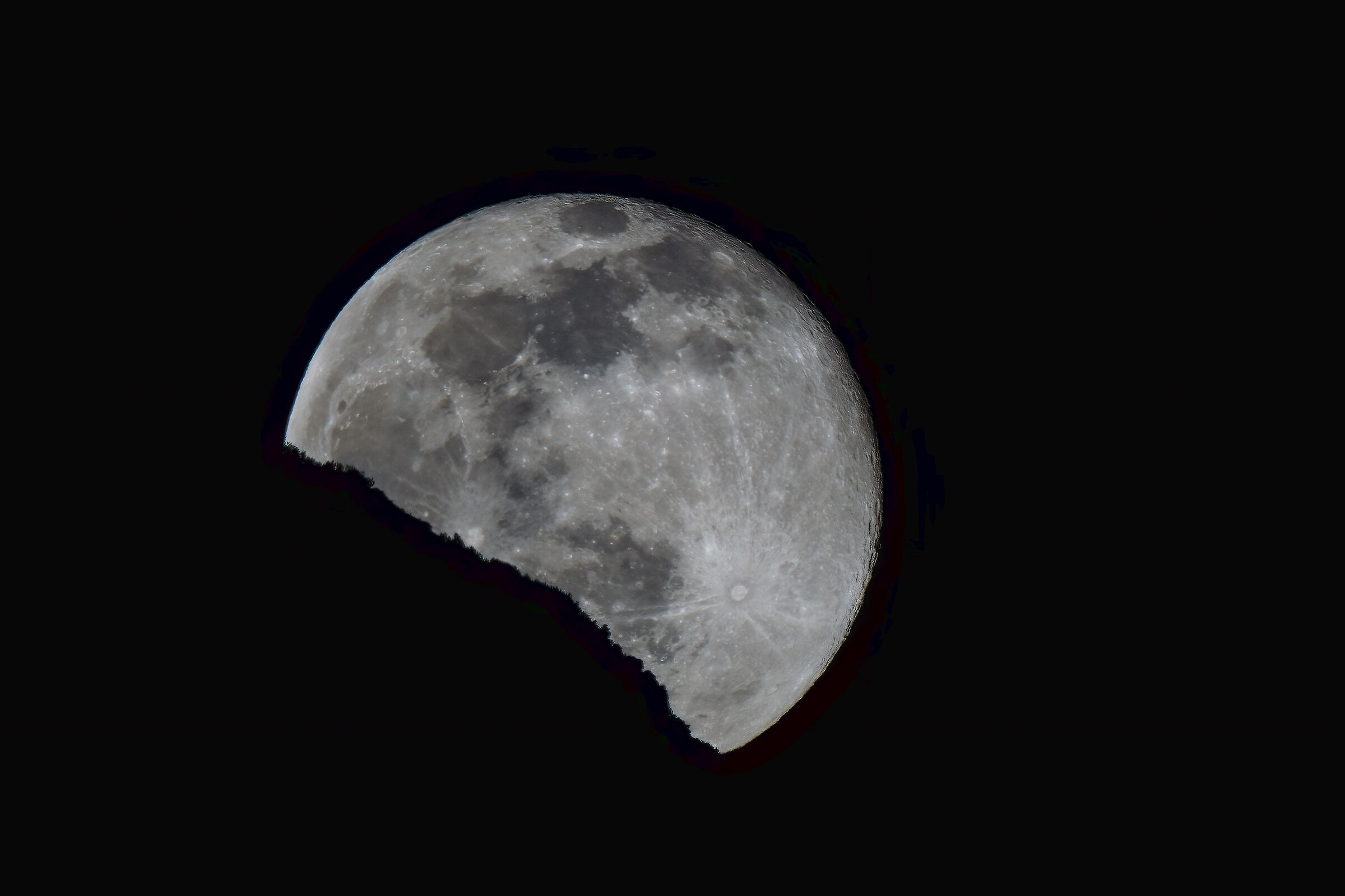 Moon rises from the mountain 18/01/2022