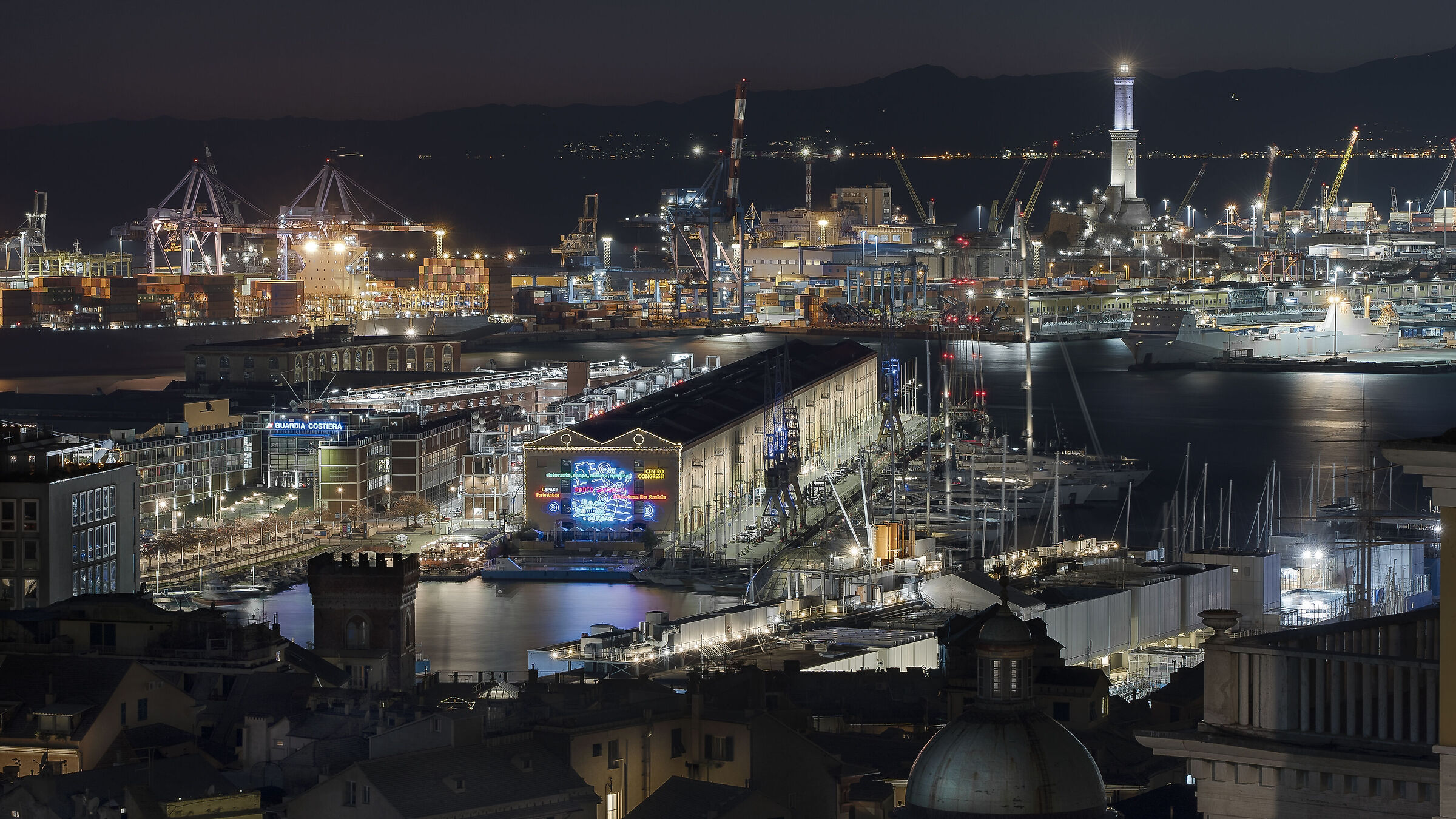 La "Superba" in notturna. Il porto con la sua Lant...