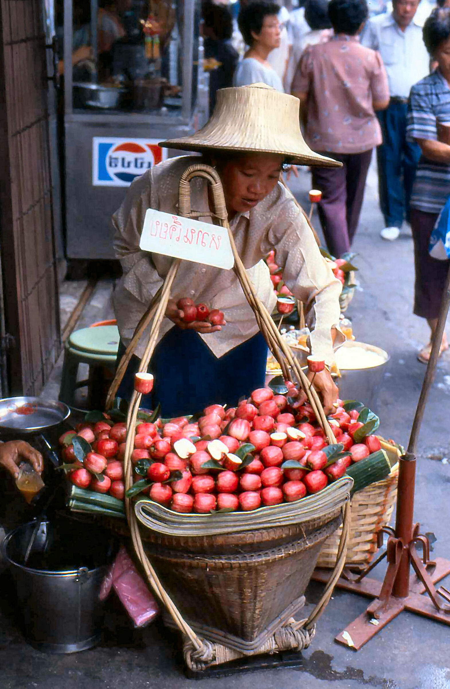 Bangkok Silom Road Venditrice di Mele