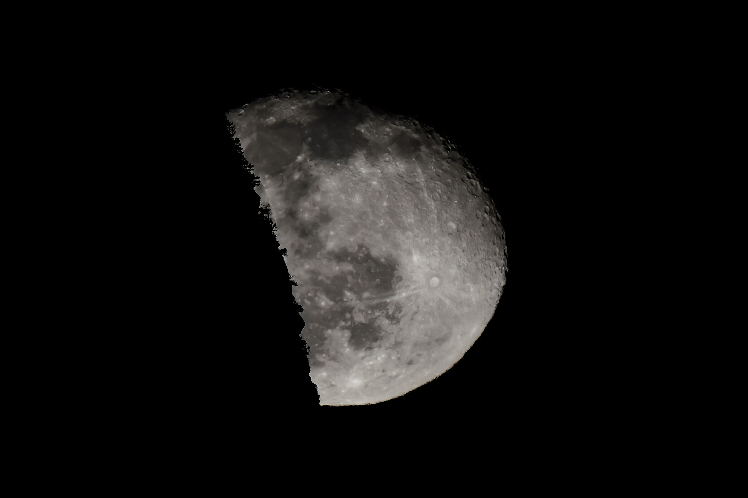 Moon waning coming out of the mountain 20/01/2022