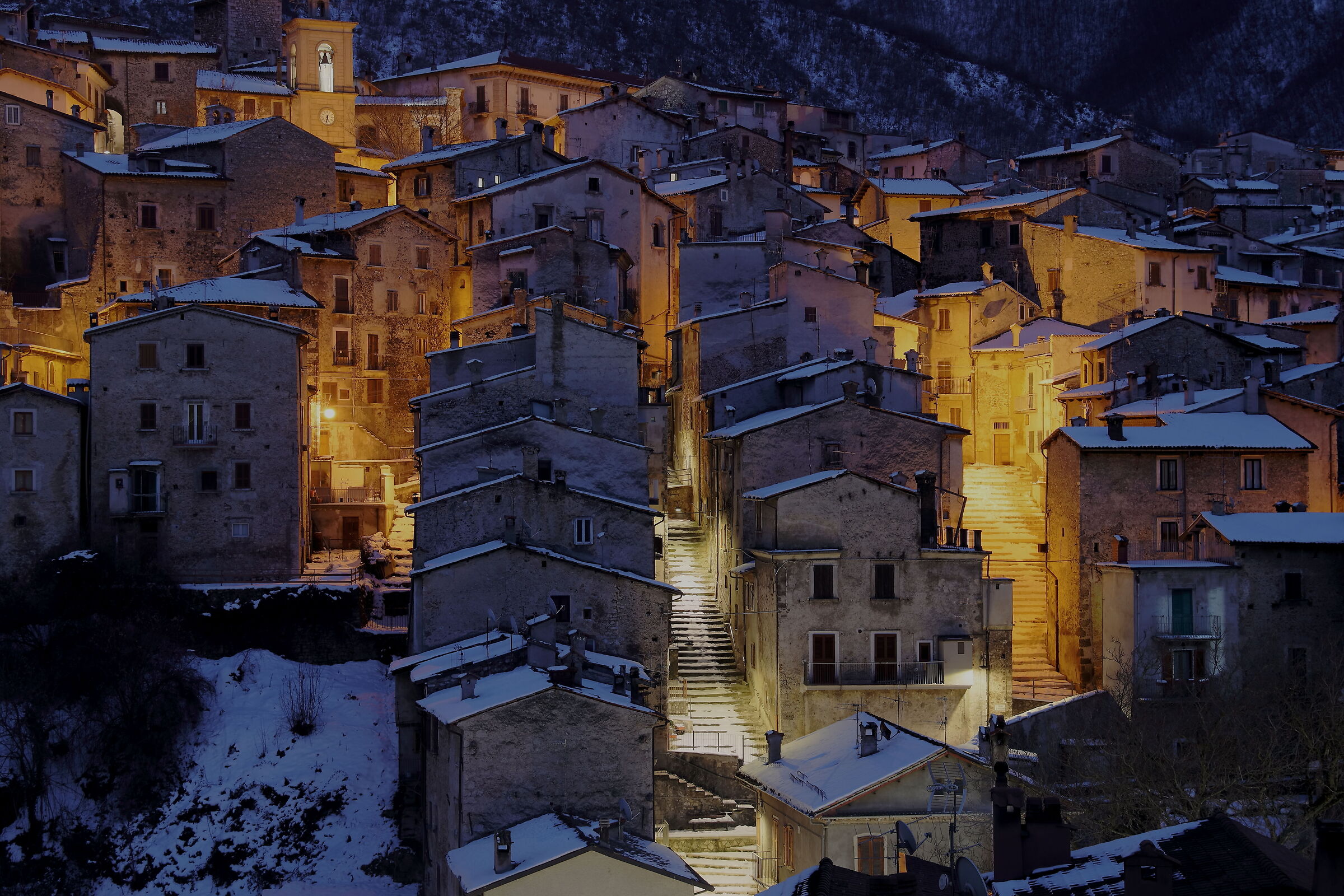 La neve imbianca i tetti di Scanno