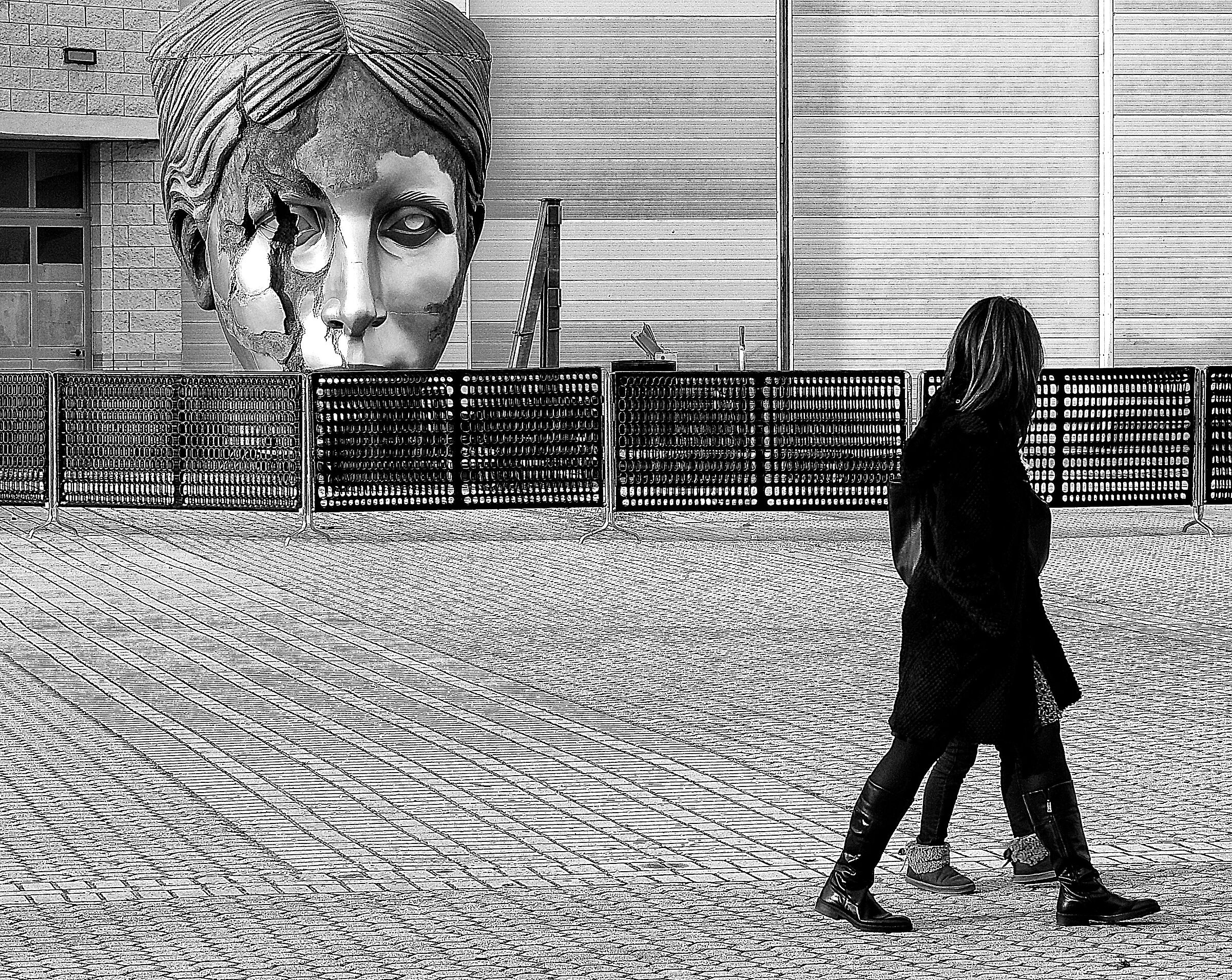 " Mi sento osservata, tu?"