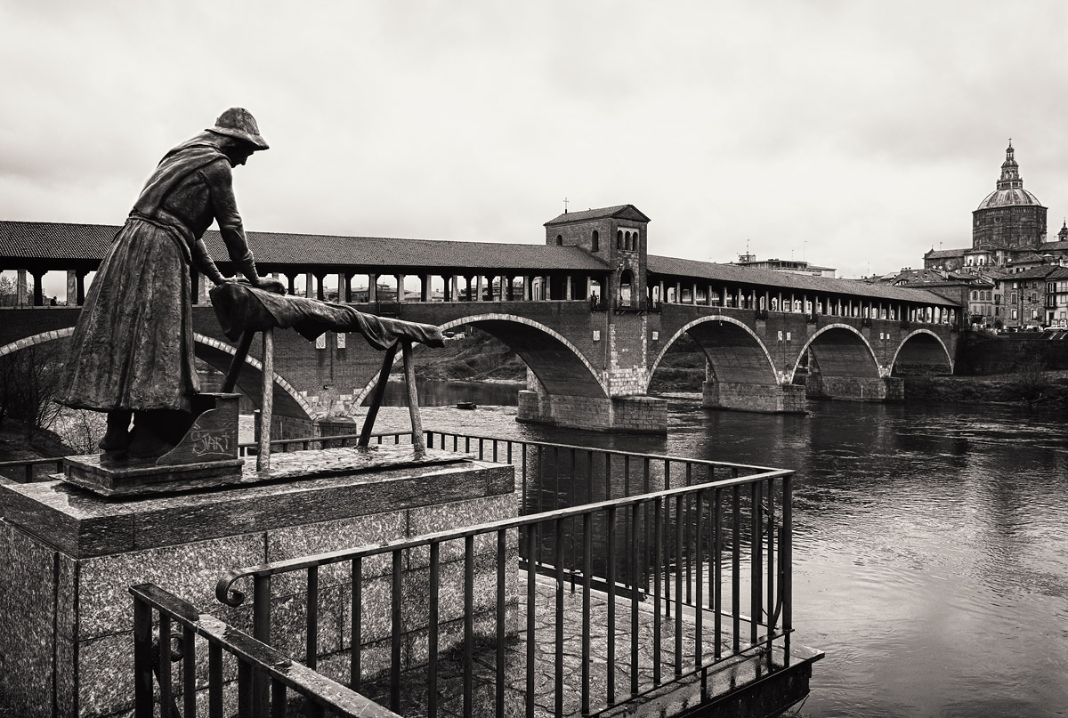 Laundress and Ponte Vecchio in Pavia