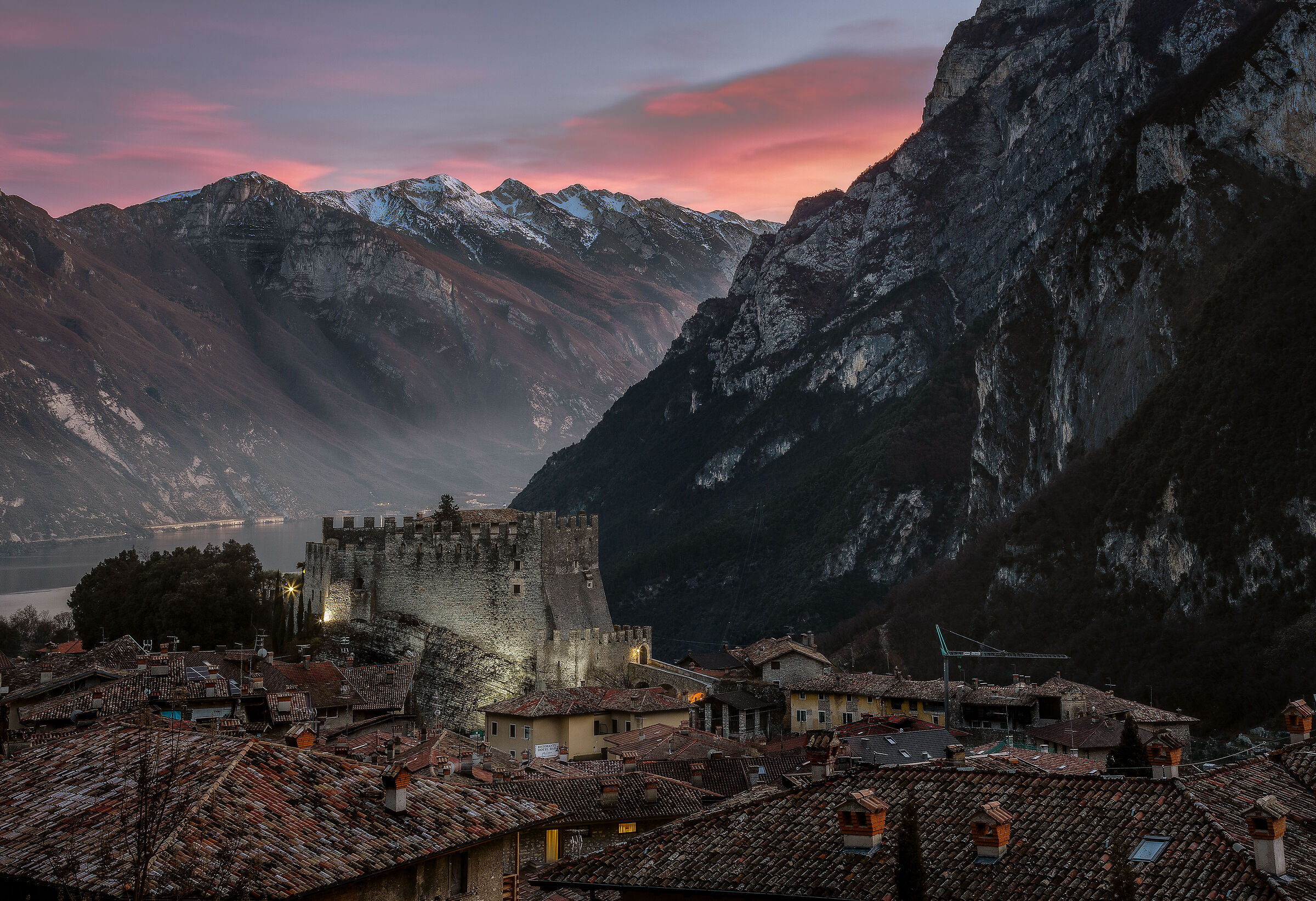 Tramonto sul castello di Tenno