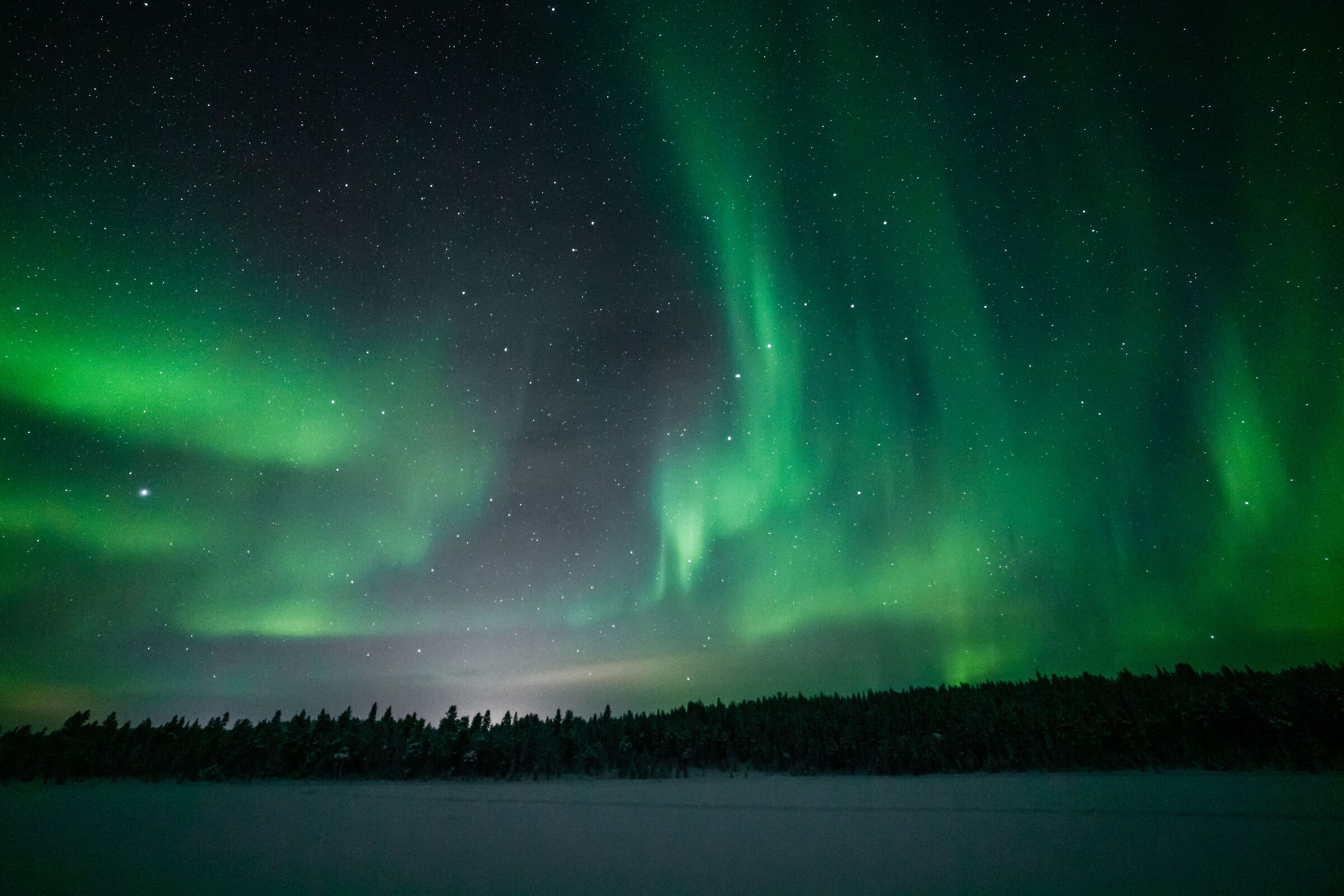 Luci del nord sul lago ghiacciato