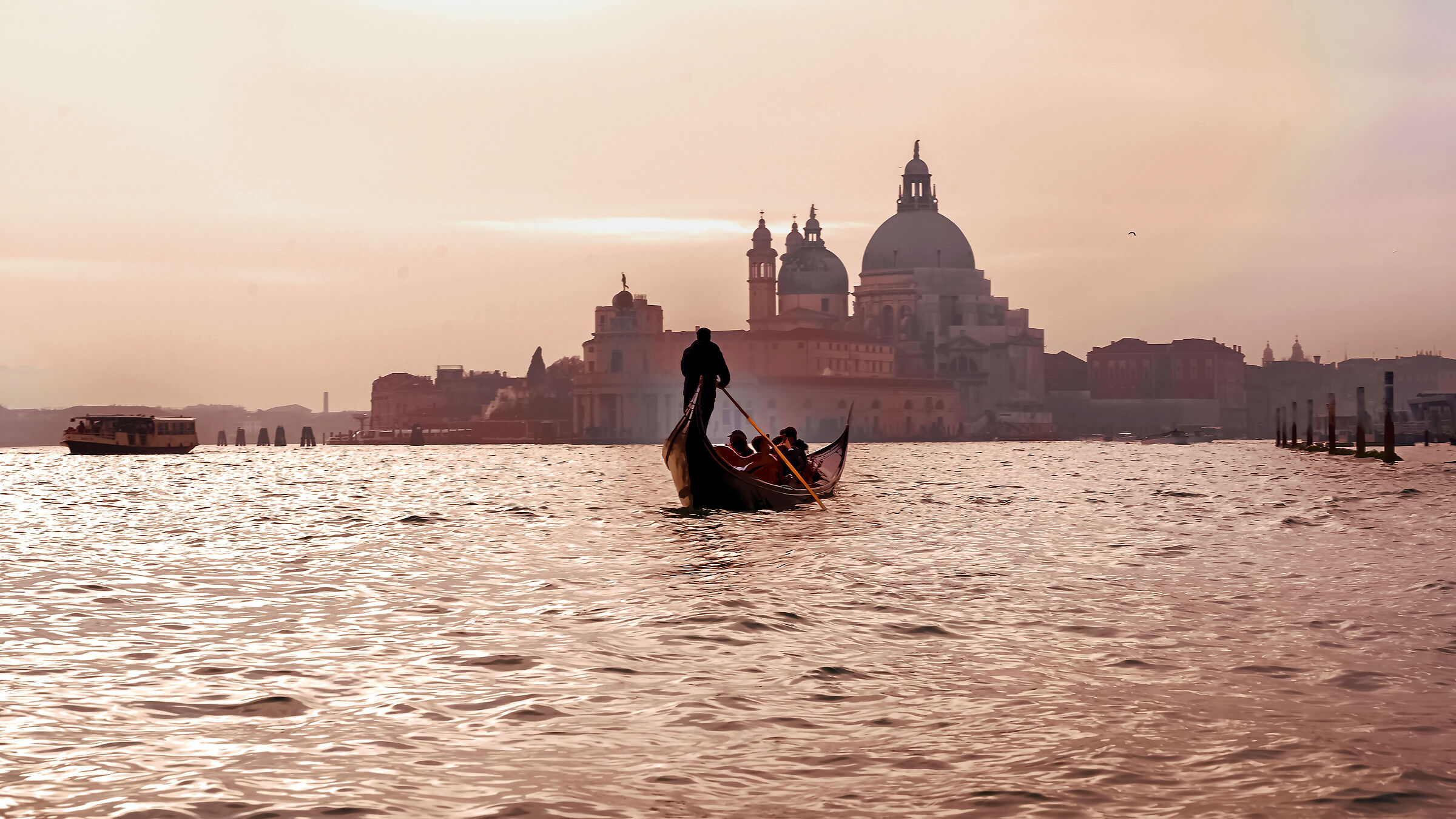 Vintage Venice con fumo di pipa a bordo gondola