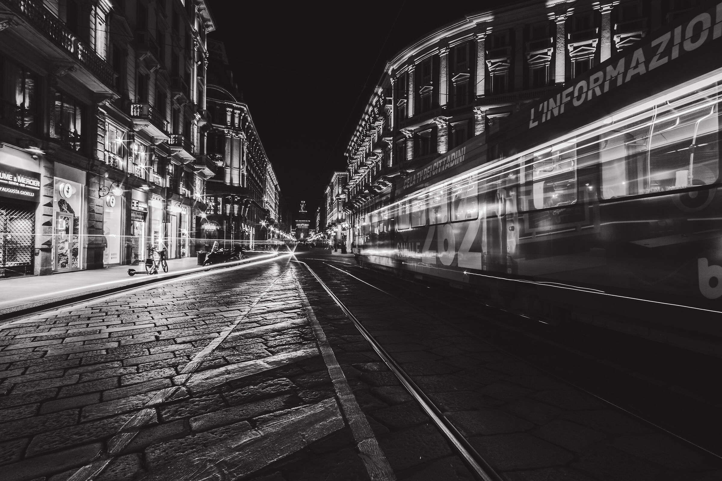 Milan, P.za Cordusio. Canon 6D 20mm f20 8" Iso100