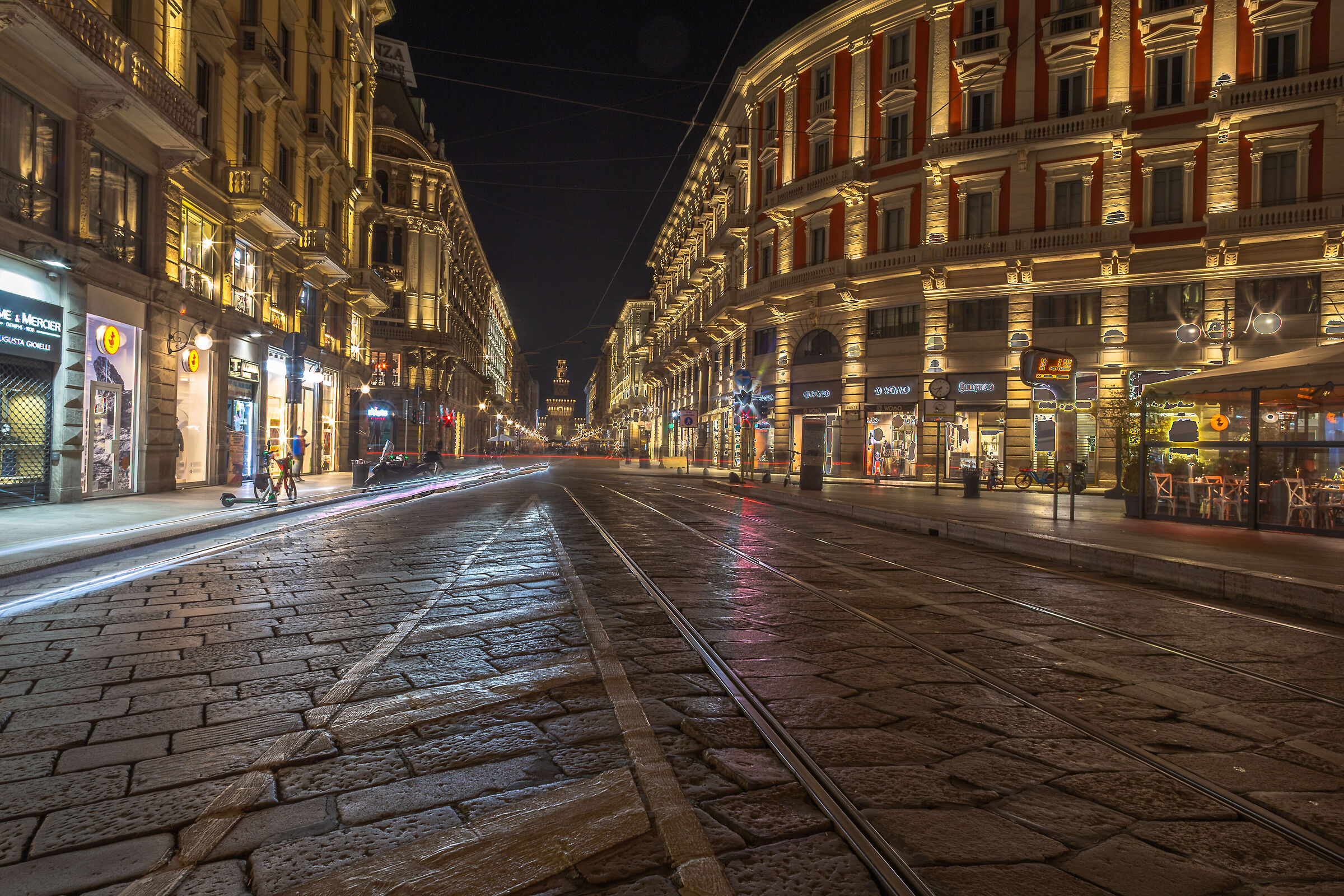 Milan, P.za Cordusio. Canon 6D 20mm f20 8" iso100