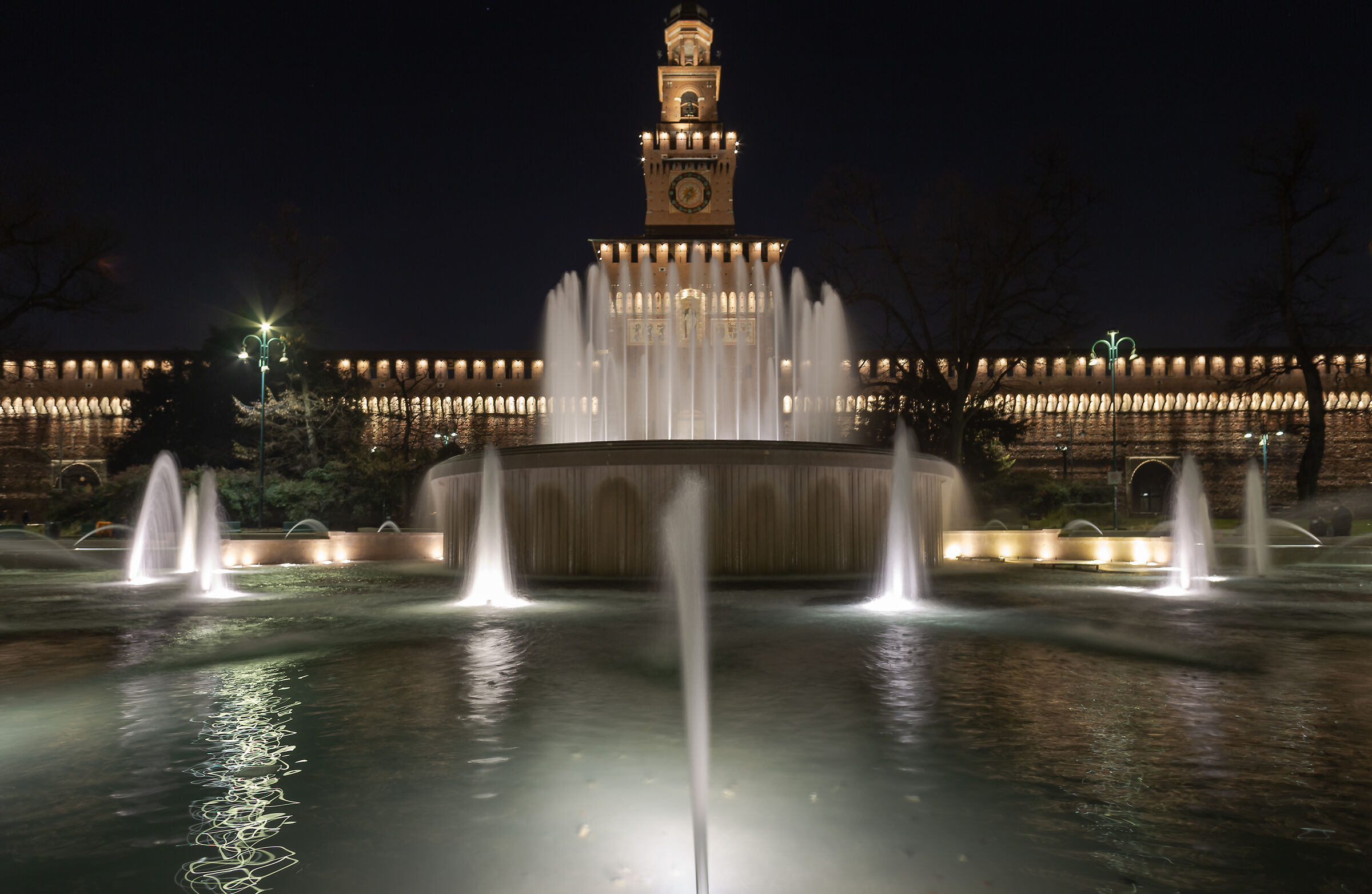 Milan, P.za Castello. Canon 6D 20mm f5 2" iso100
