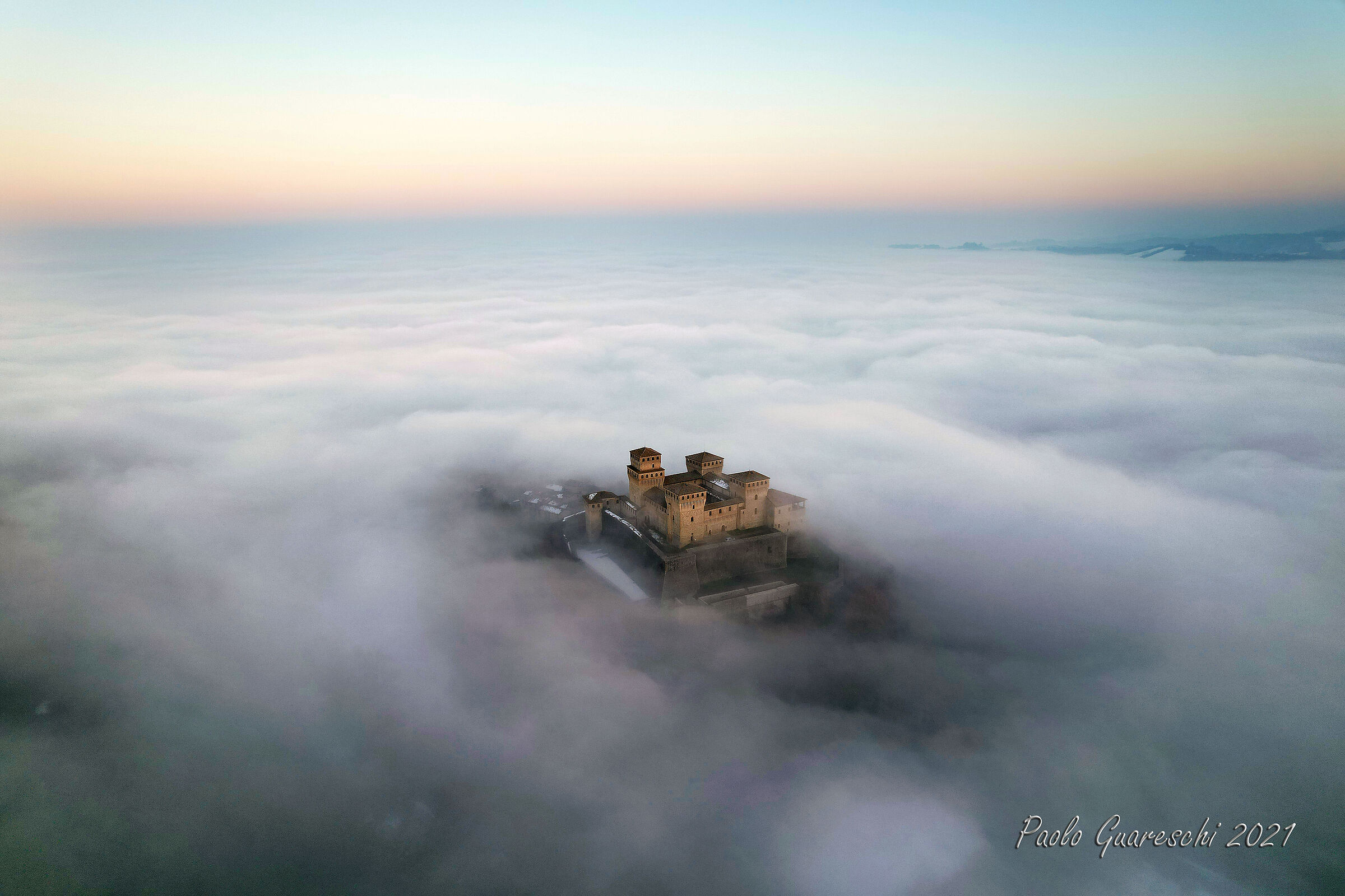 Torrechiara tra la nebbia