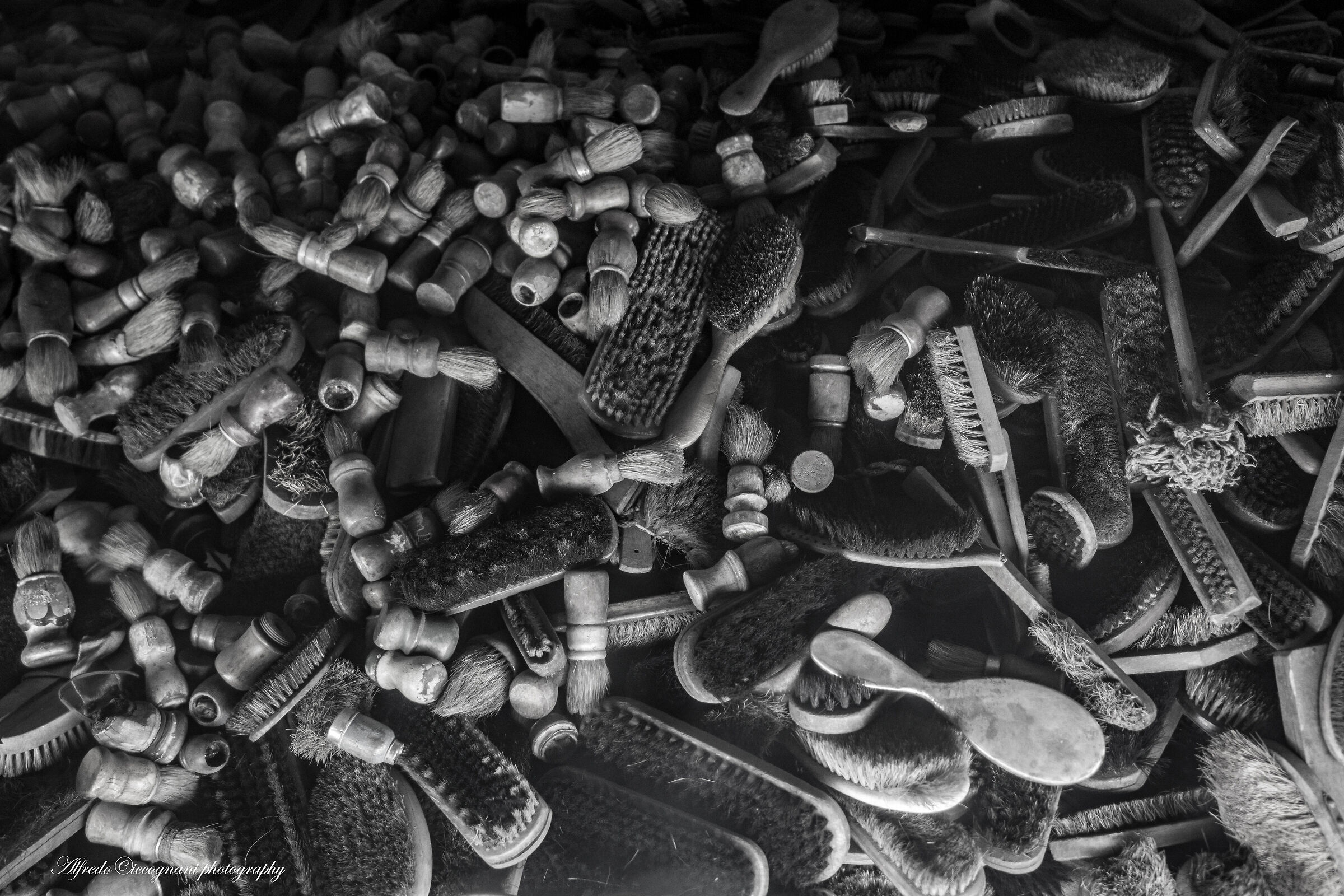 Le migliaia di spazzole e pettini dei prigionieri