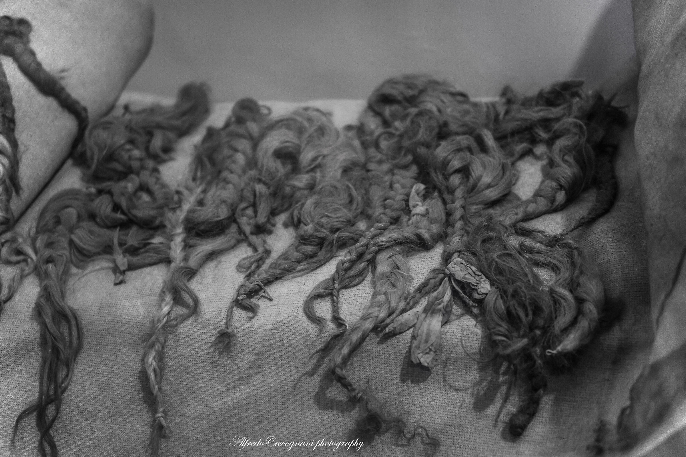 Ciocche di capelli annodate