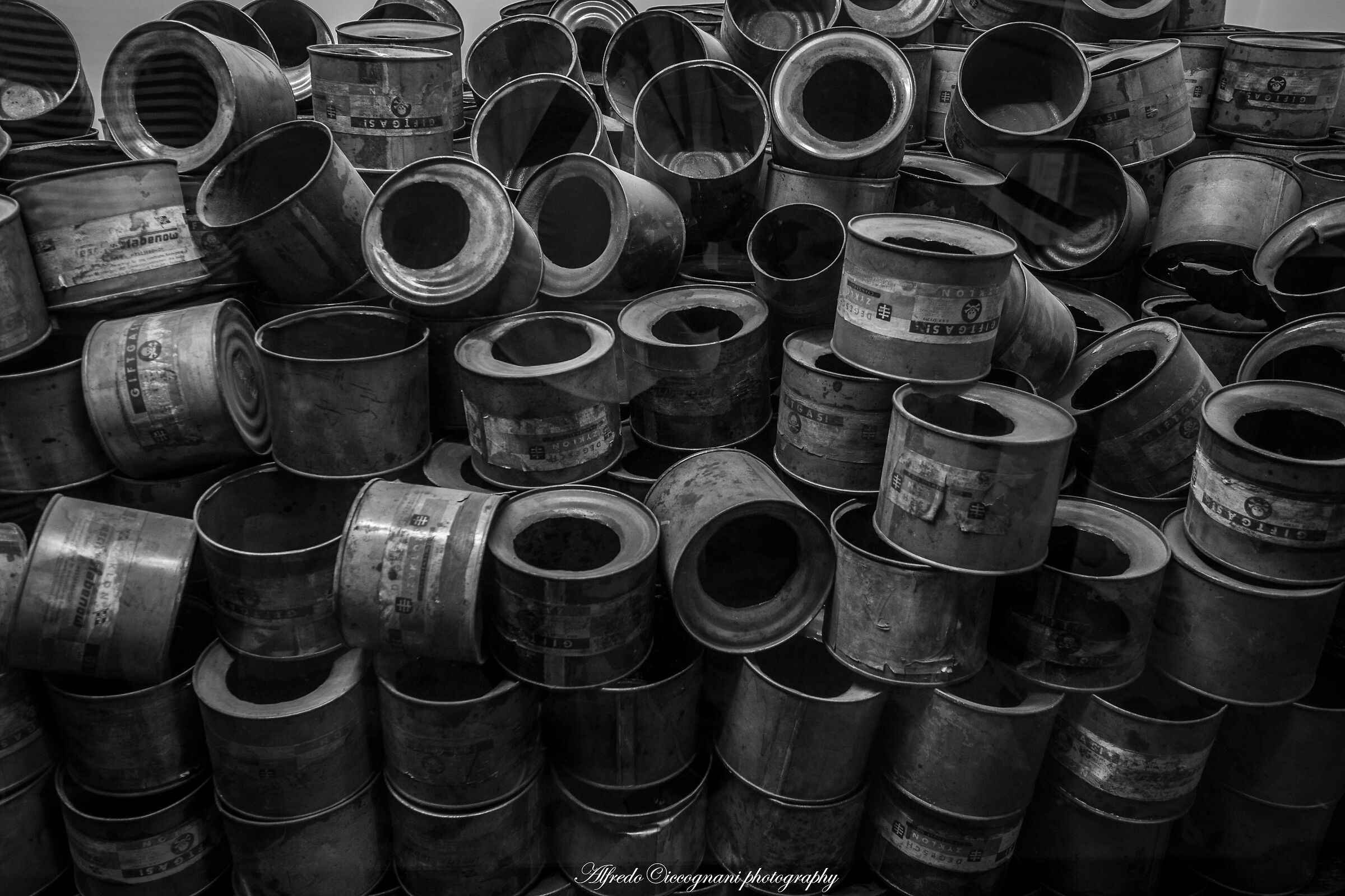 Lattine vuote che contenevano lo Zyclon B