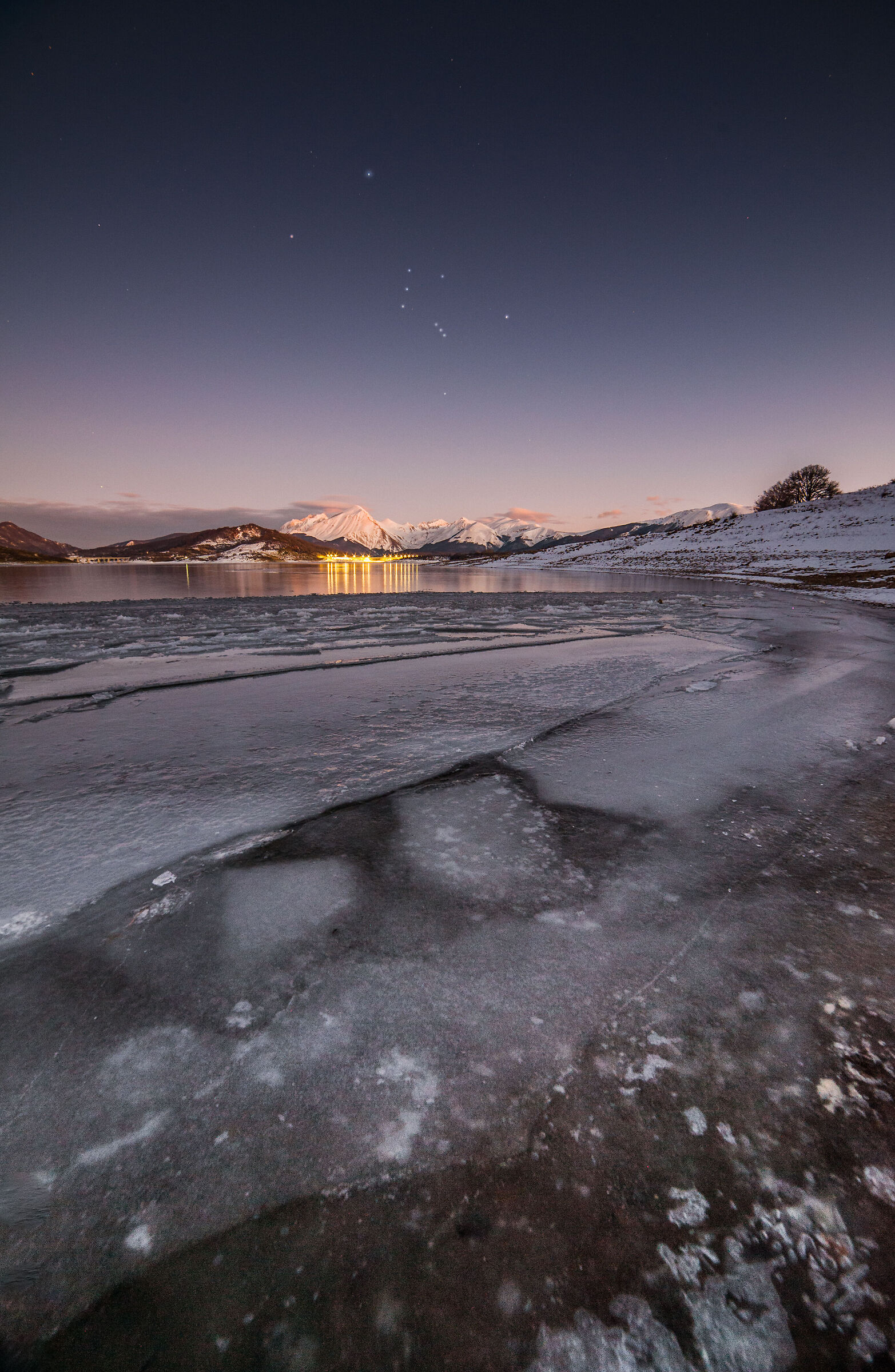 Orione sorge sul lago ghiacciato