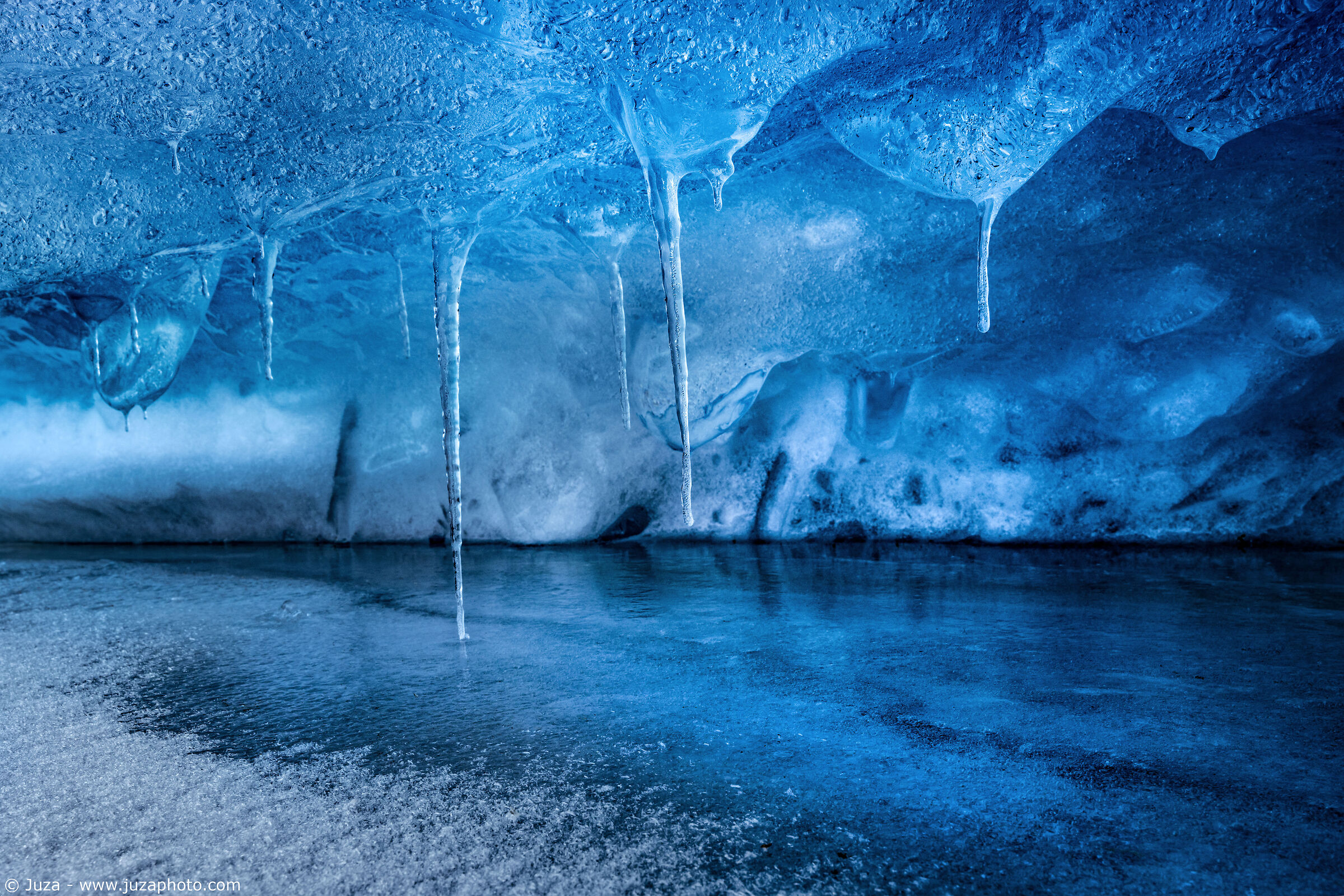 Blu intenso, sotto la superficie del ghiaccio