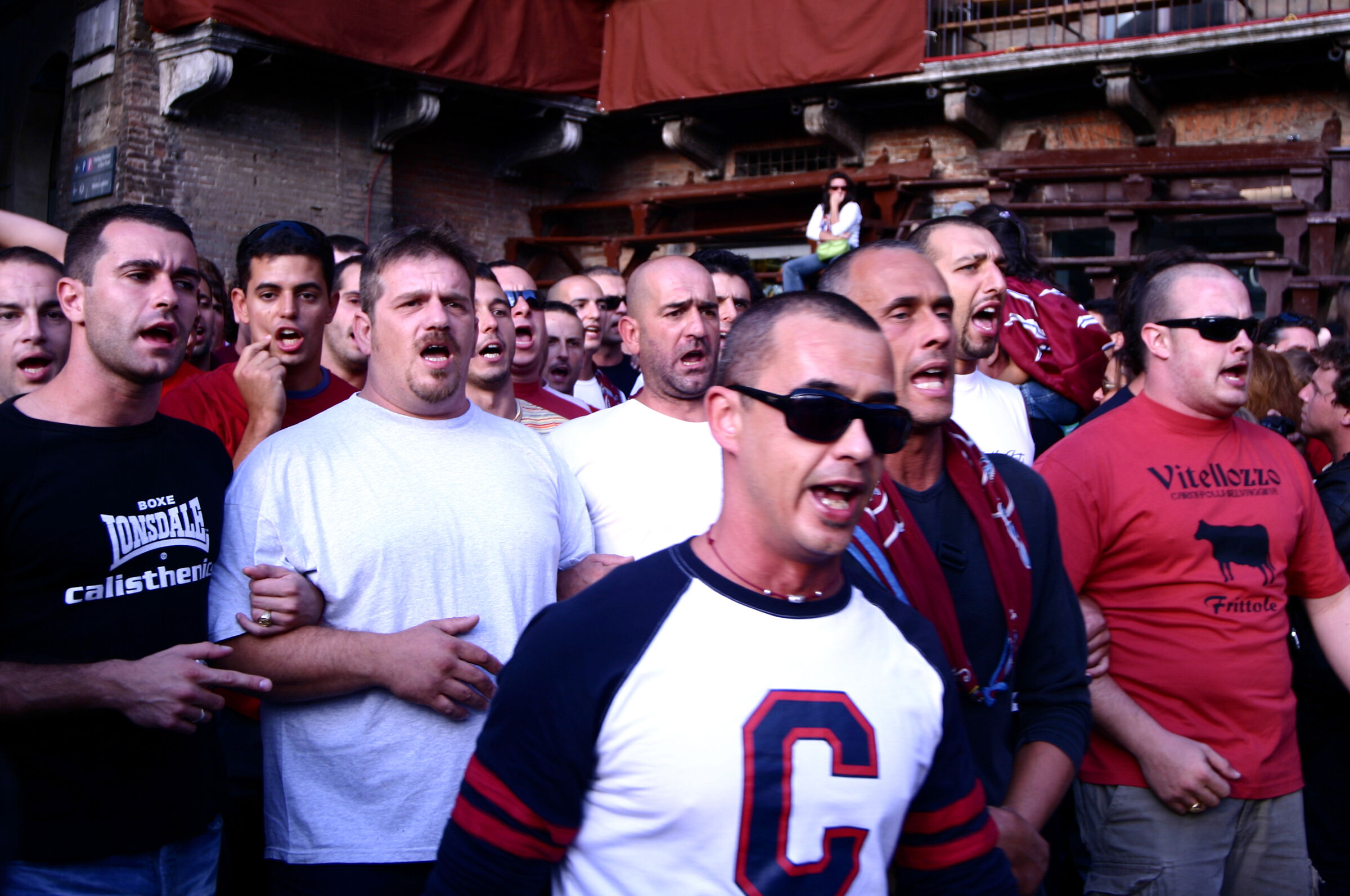 contradaioli in sfilata