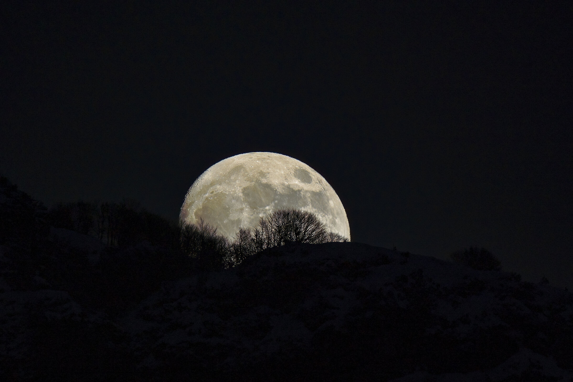 Sorge la luna dal monte