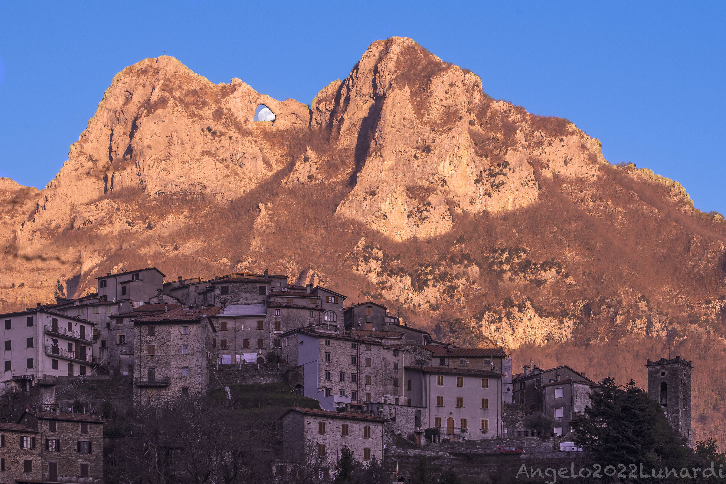 Borgo di Pruno con Sopra il Monte Forato