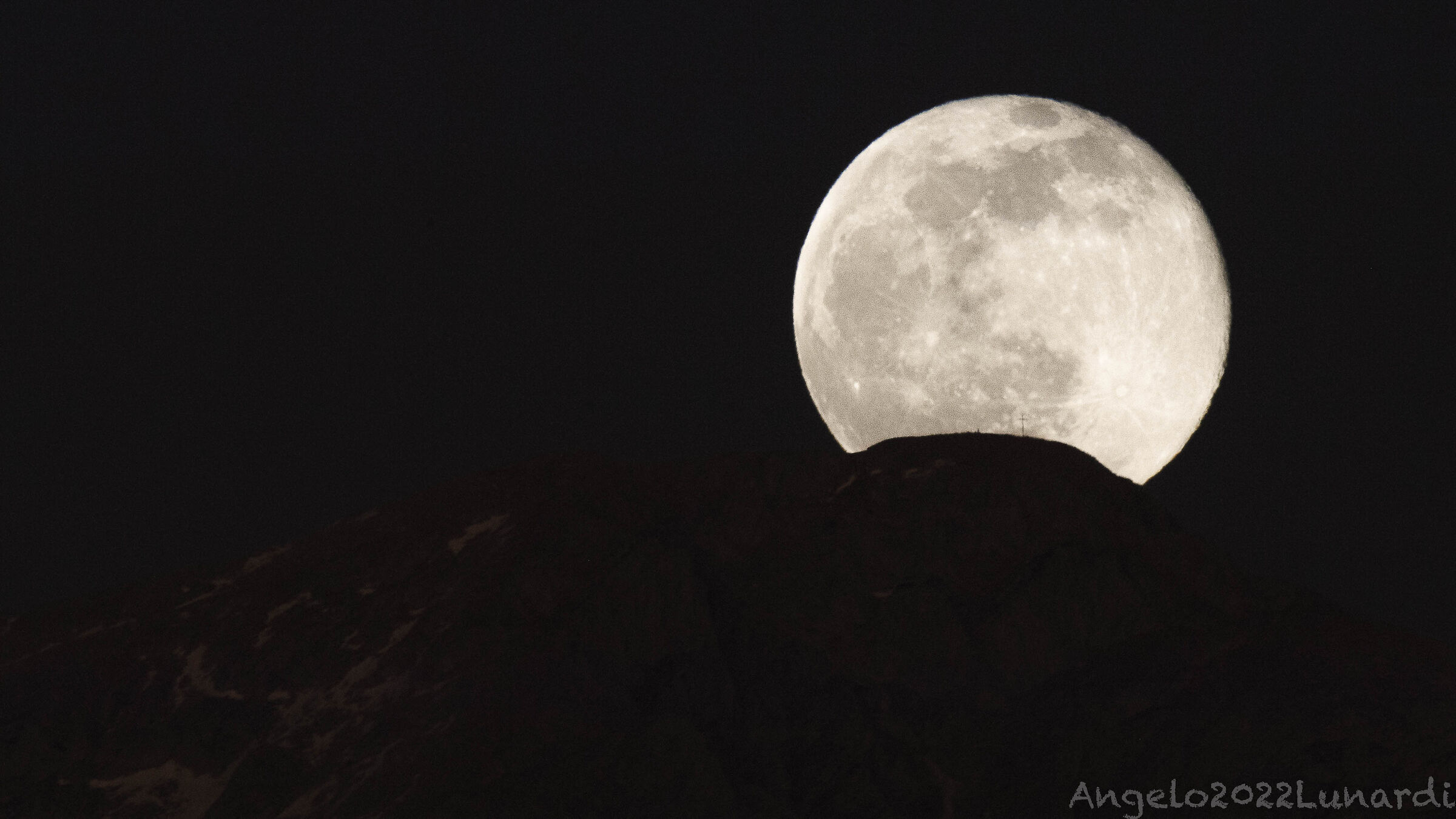luna Sorge sulla vetta del Monte Pania Apuane Lucca