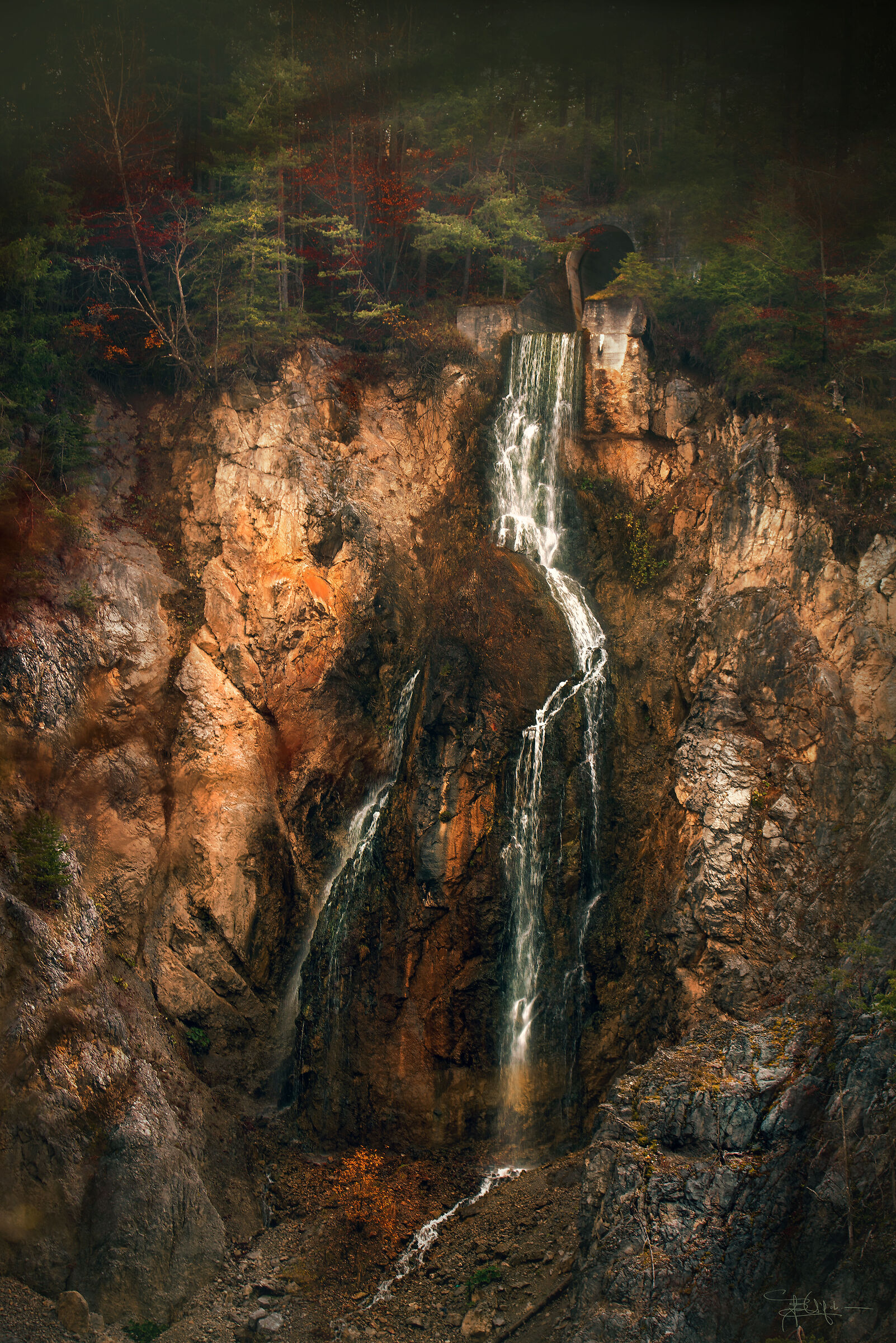 La cascata immersa nel verde