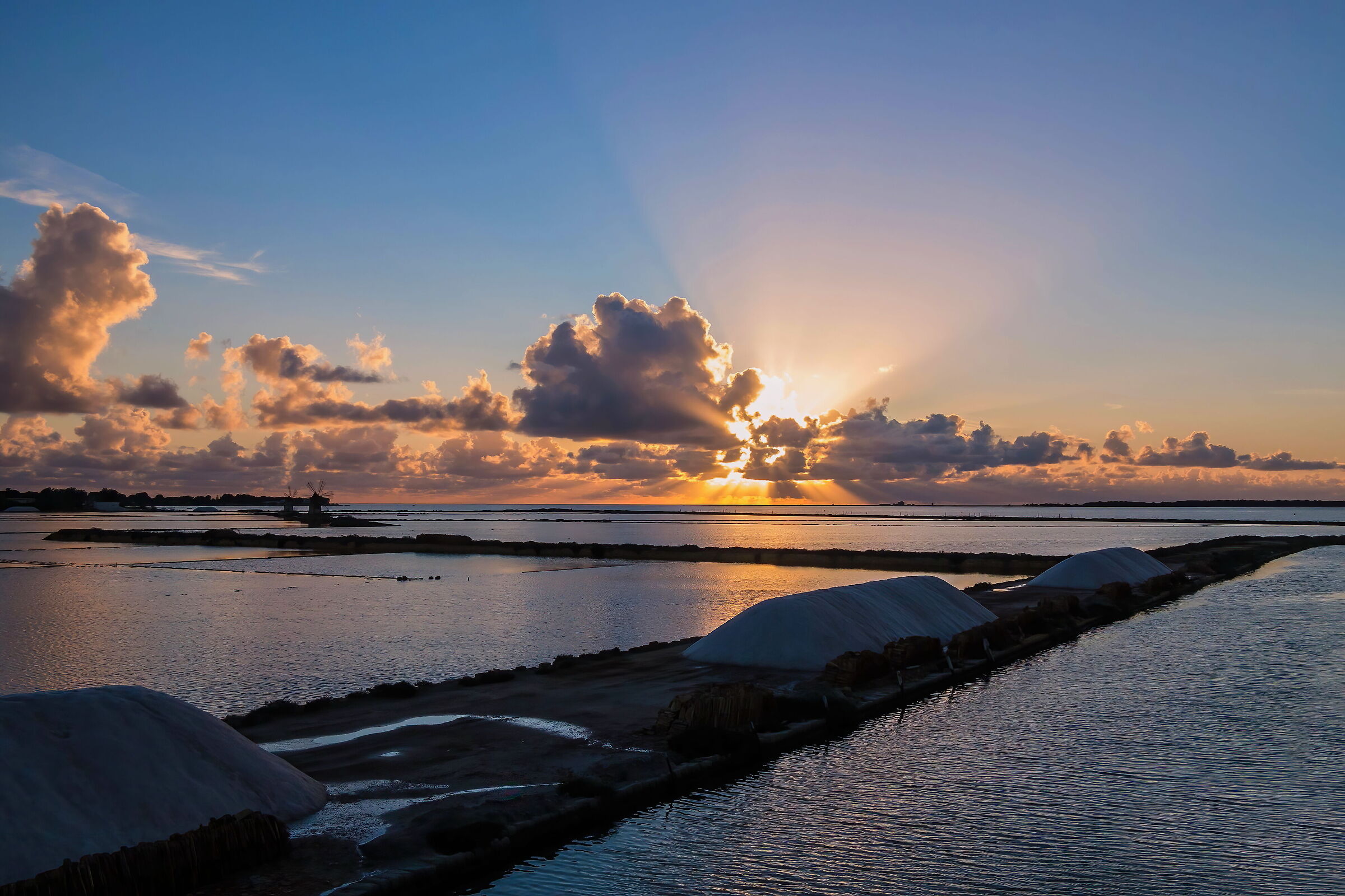 Salt pans and mills against the sun
