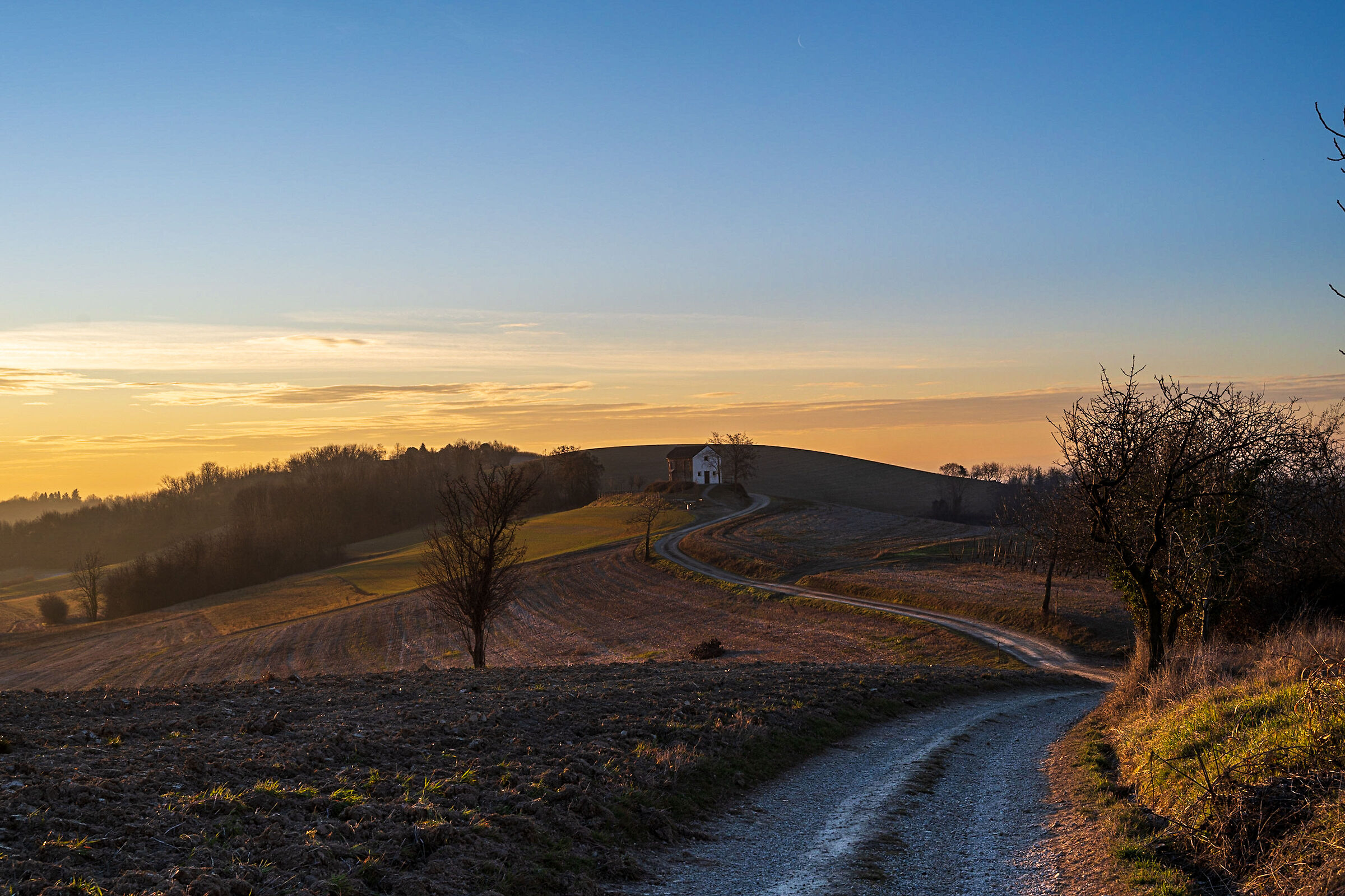 Une petite église là-bas