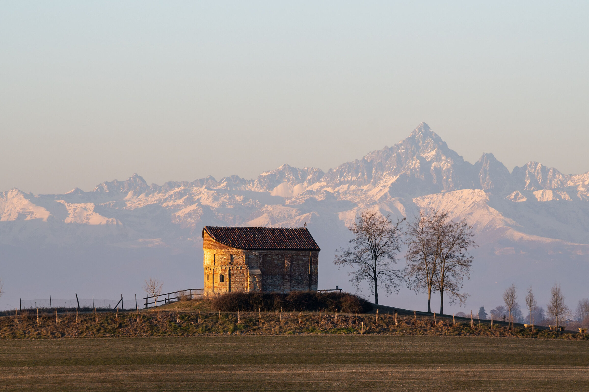 Monviso y pequeña iglesia
