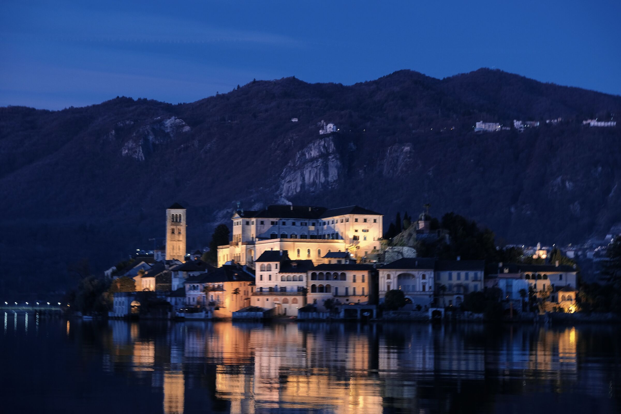 San Giulio all'alba