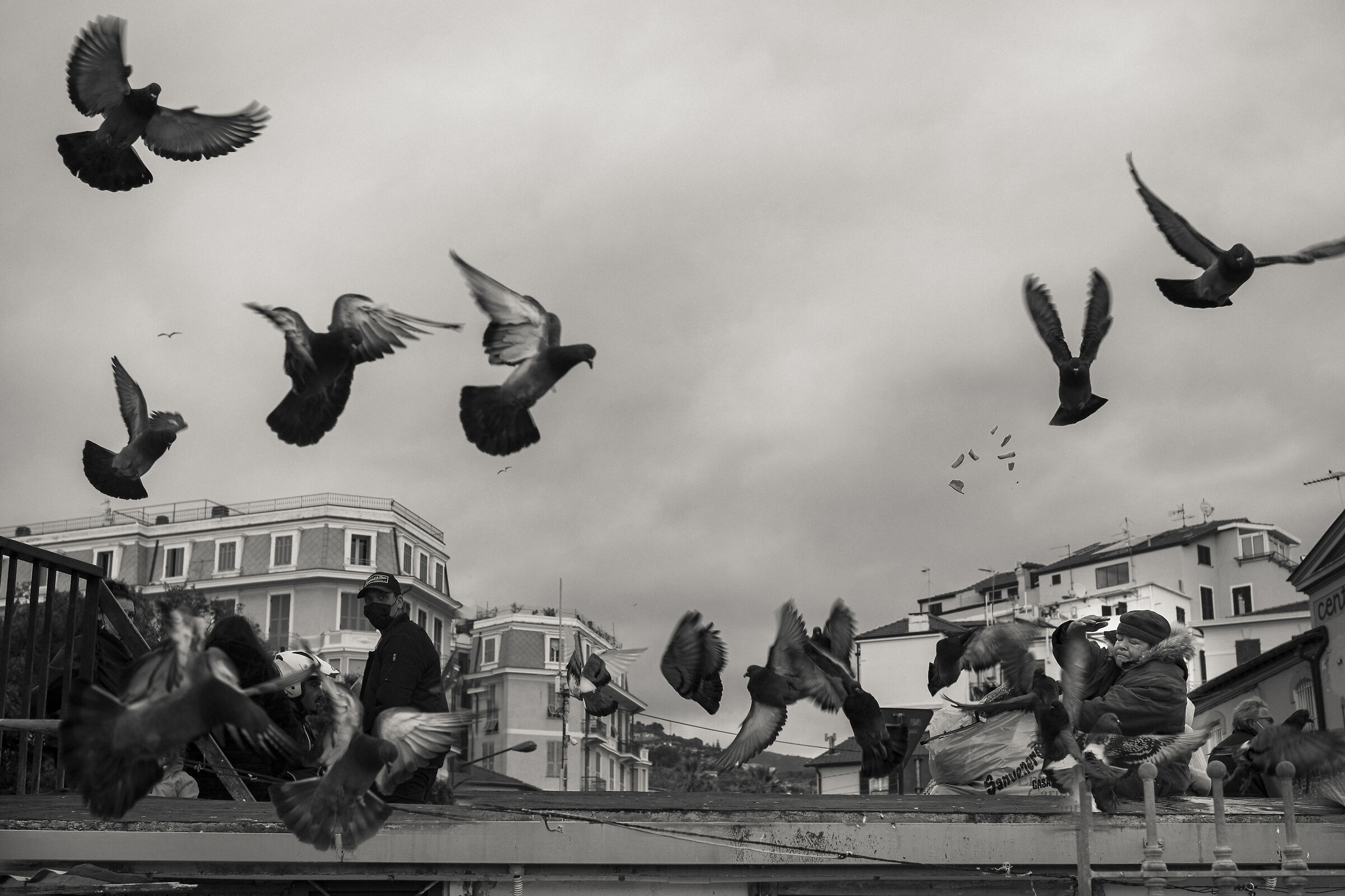 Mangiatrice di patate sparge le briciole
