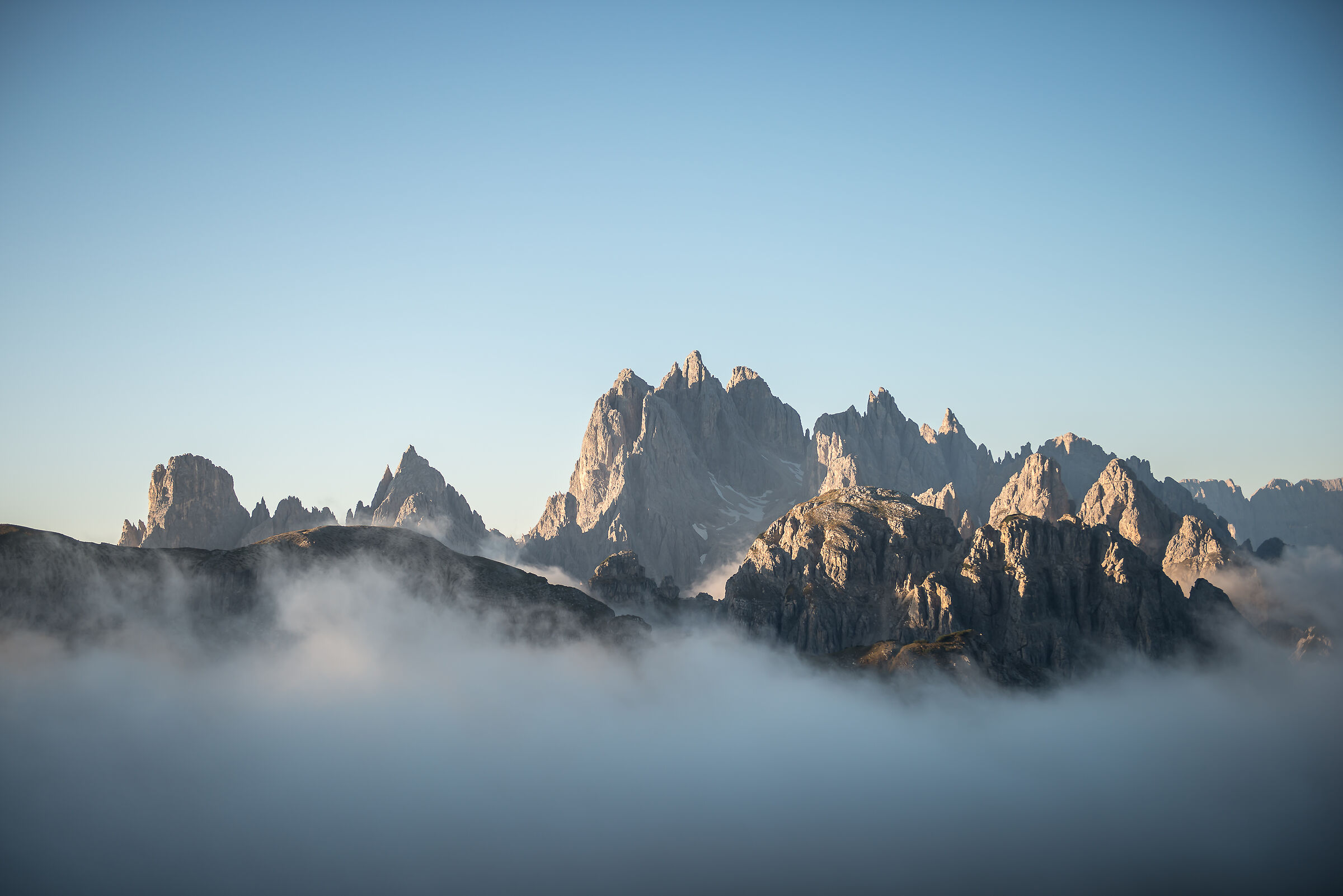 La nebbia mattutina dal rifugio Auronzo (Belluno)
