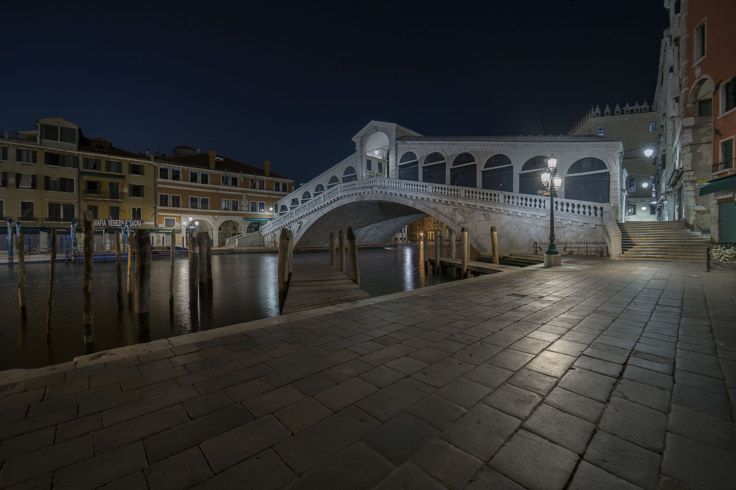 Ponte di Rialto in notturna.