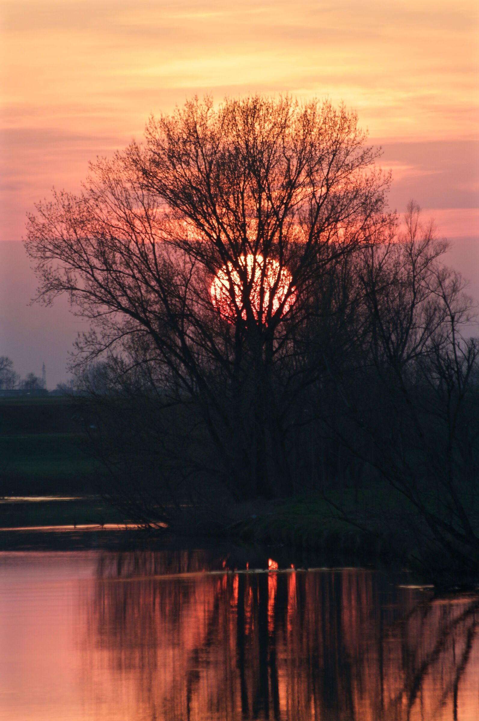 THE SUN GOES TO SLEEP