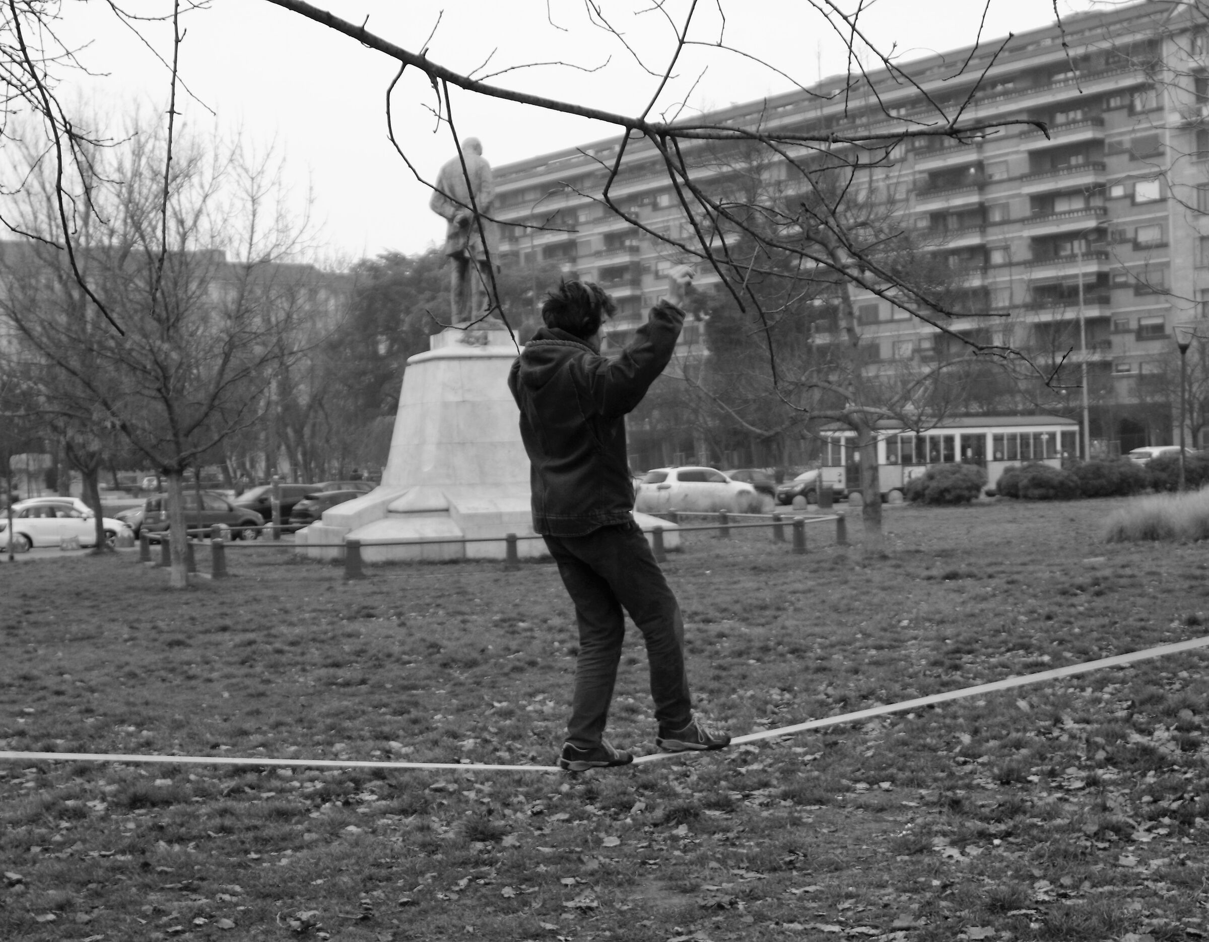Funambolo...prudente se casca non si fa certo male!