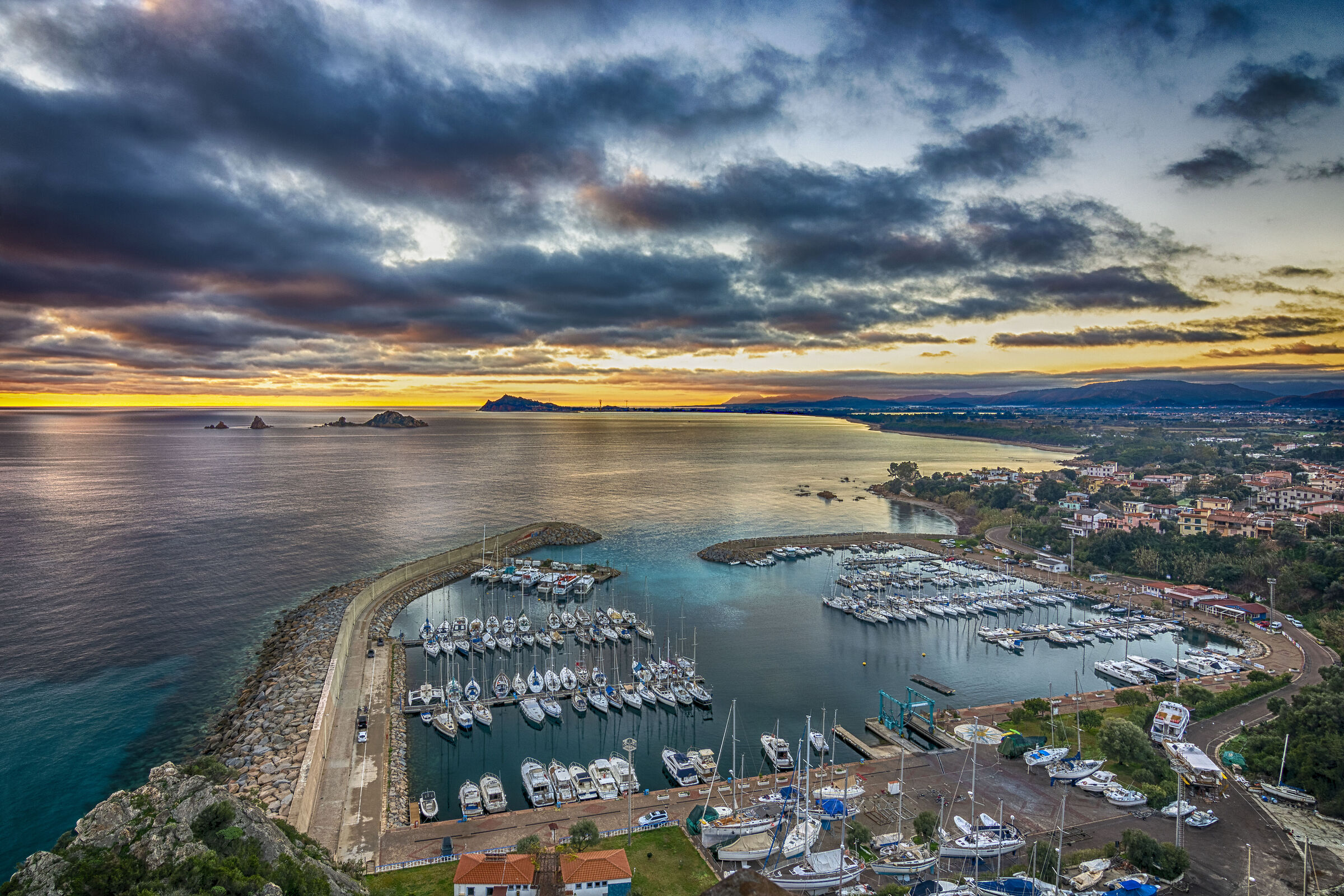 L'alba sul porticciolo