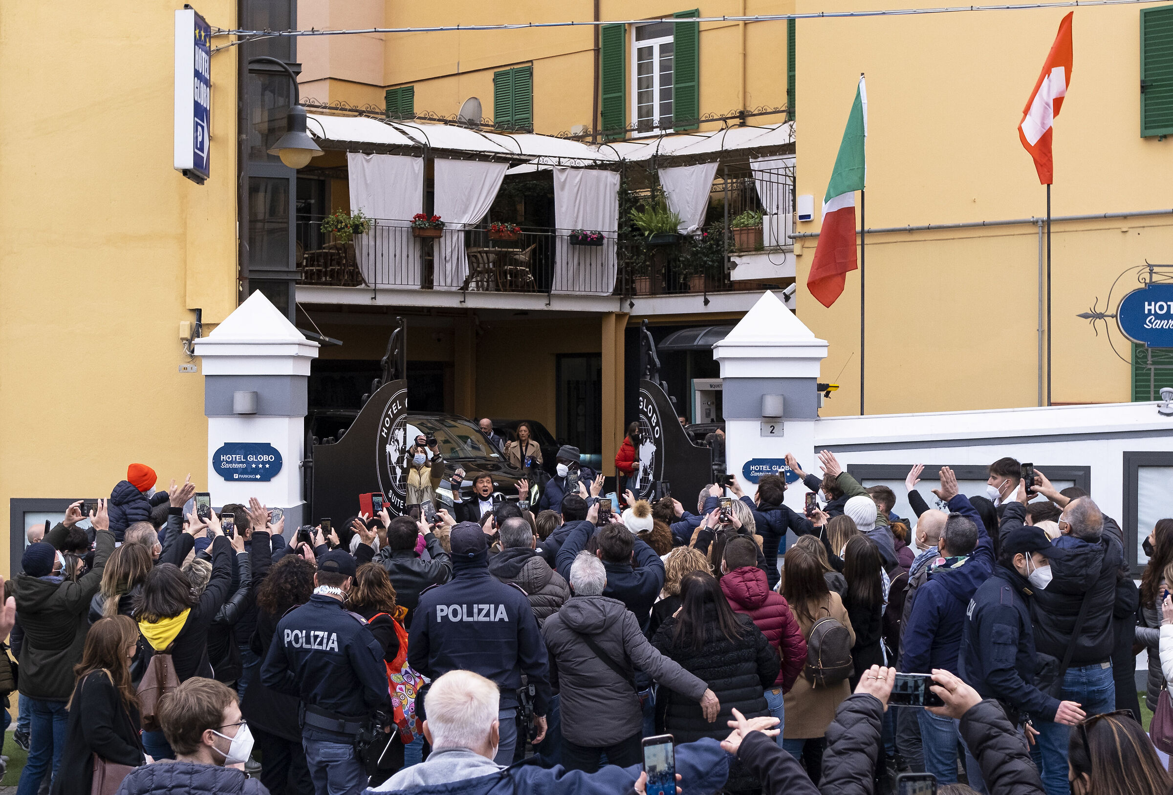 Gianni Morandi abbraccia la folla