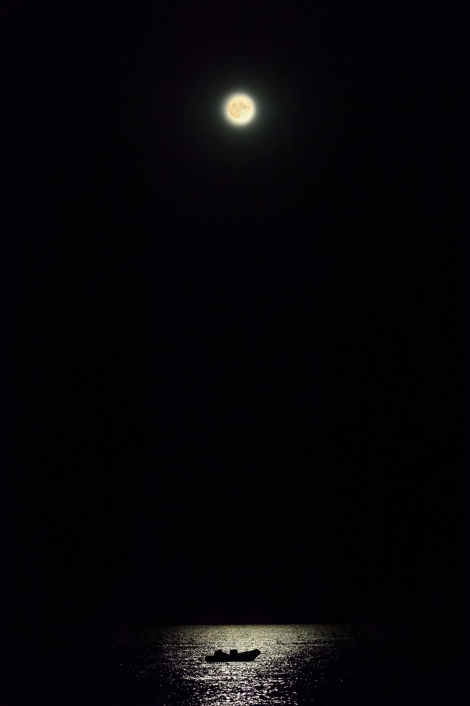 la luna sul mare