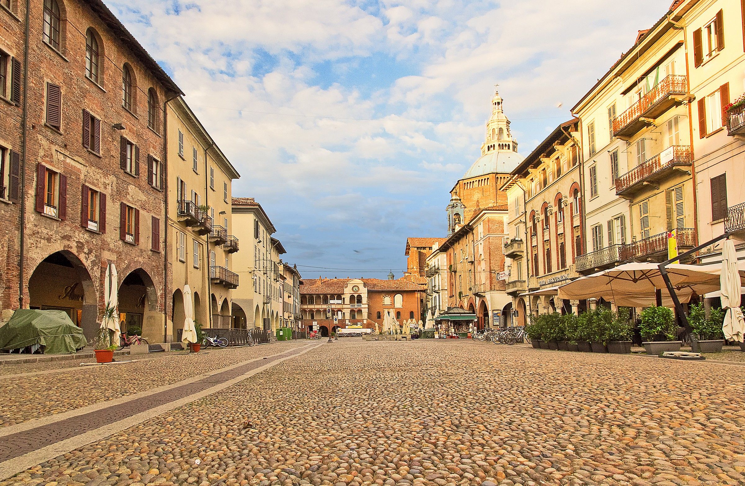 Pavia  piazza Vittoria