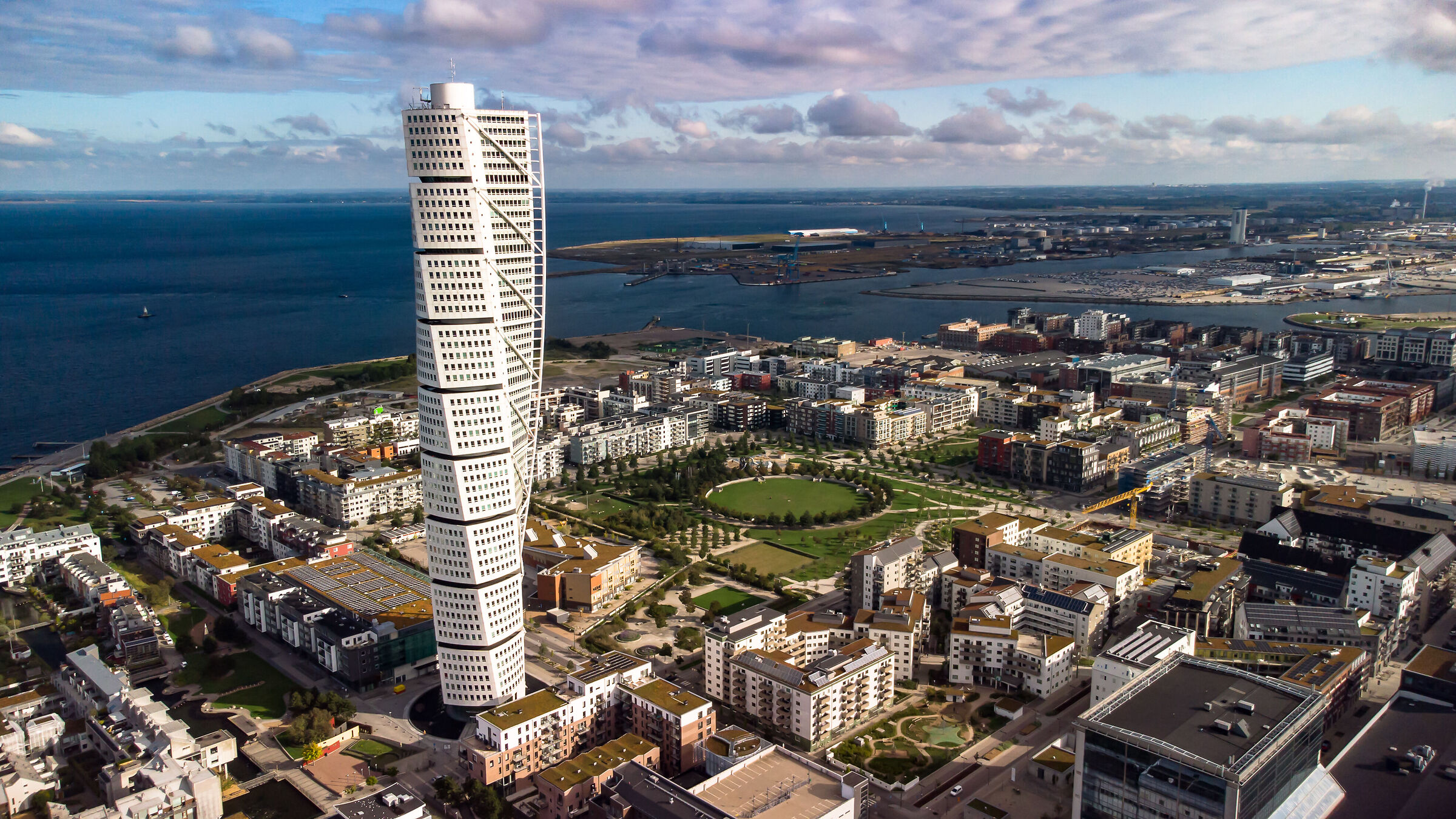 Ripresa aerea di Turning Torso a Malmö (Svezia)