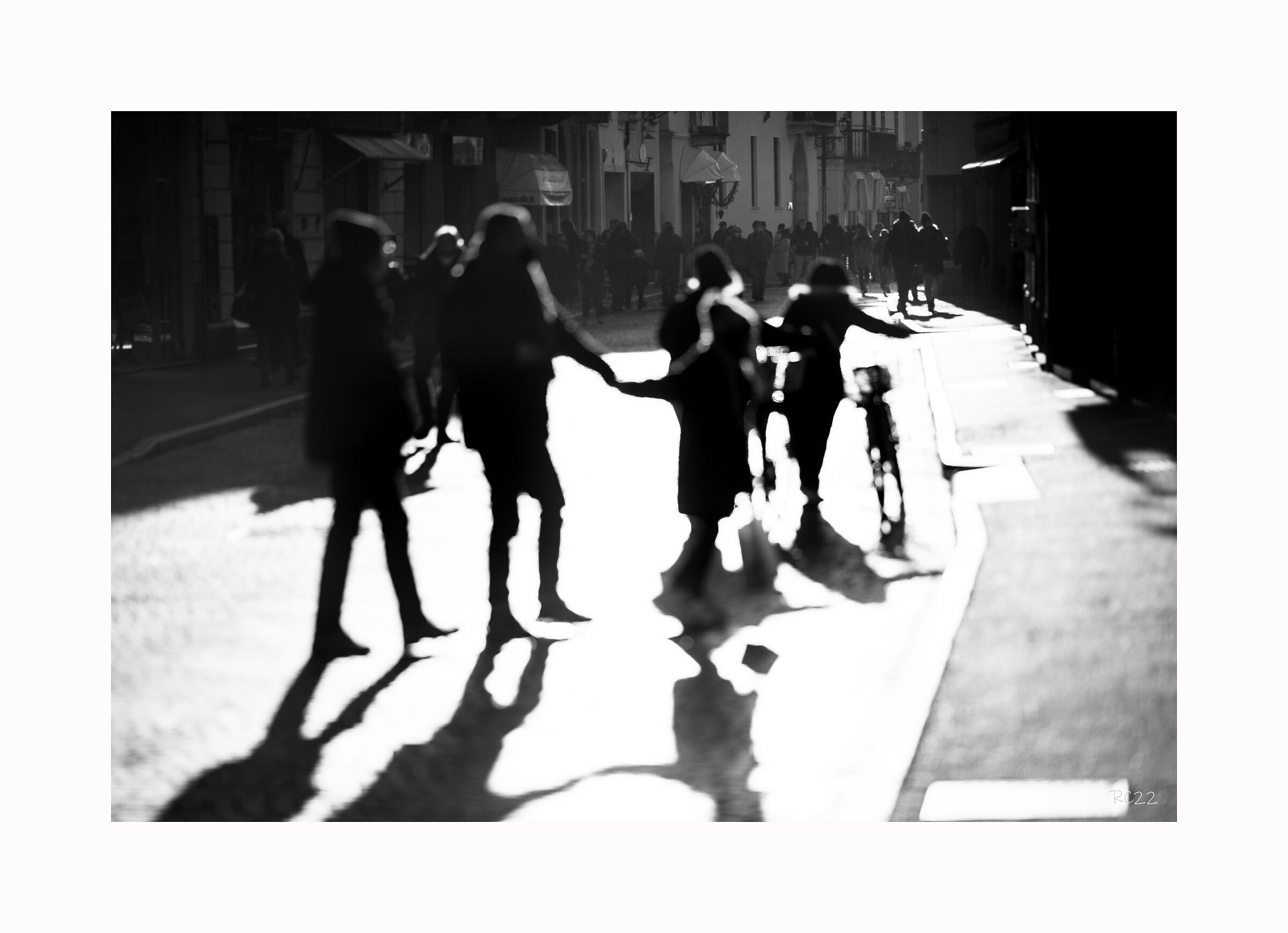 Ombre in cerca di luce