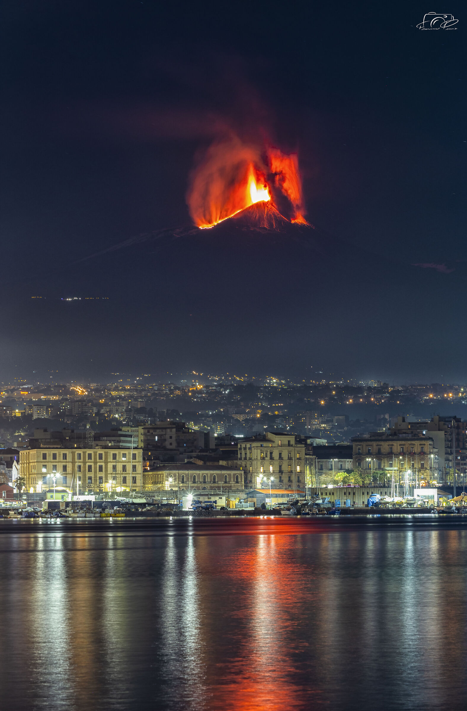 First eruption of Etna in 2022 from the port of Catania