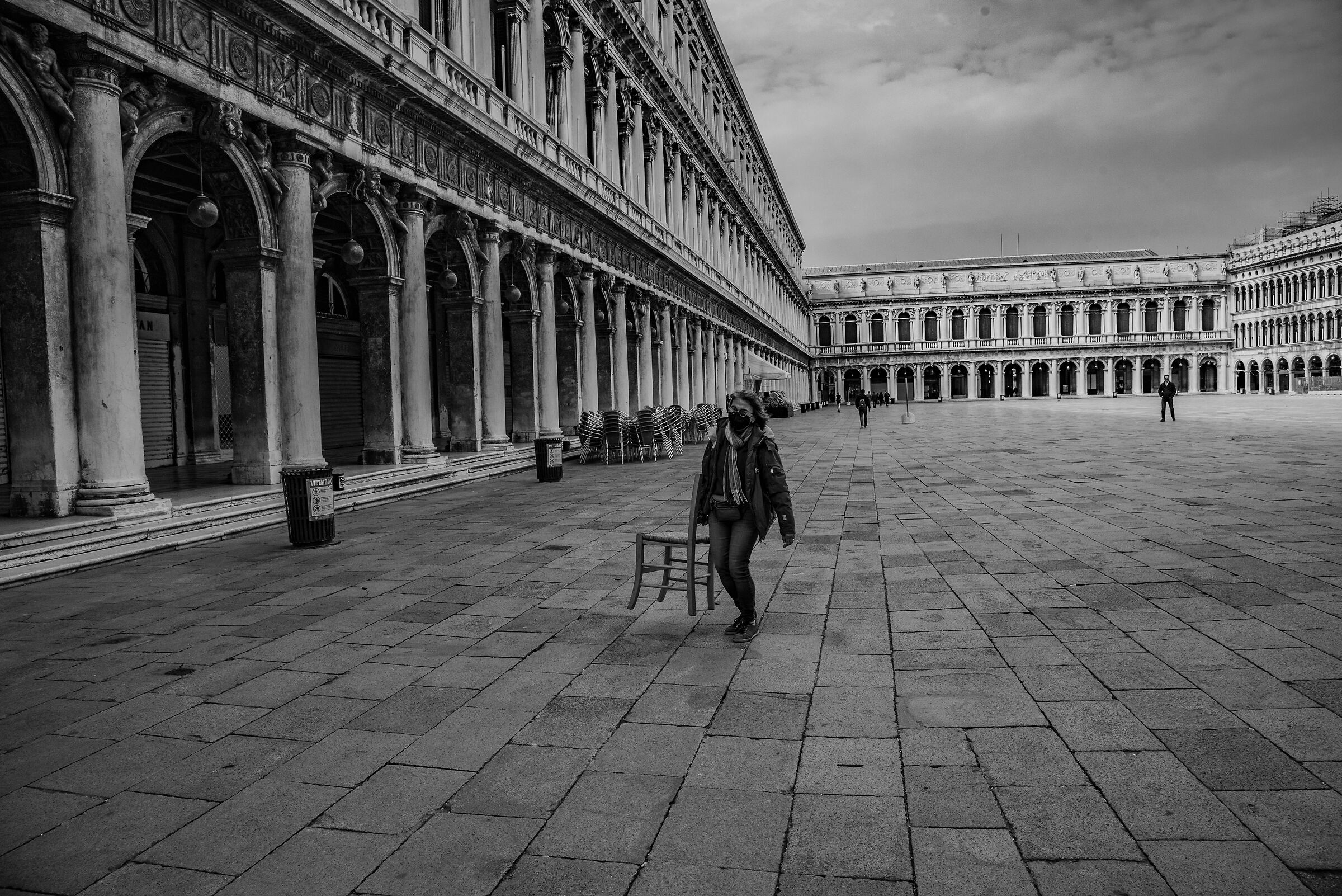 La signora con la sedia