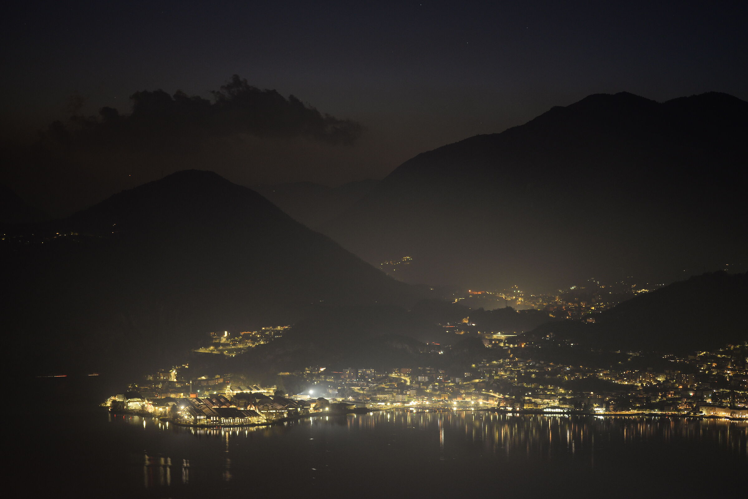 Vista notturna sulla cittadina di Lovere su lago d'iseo